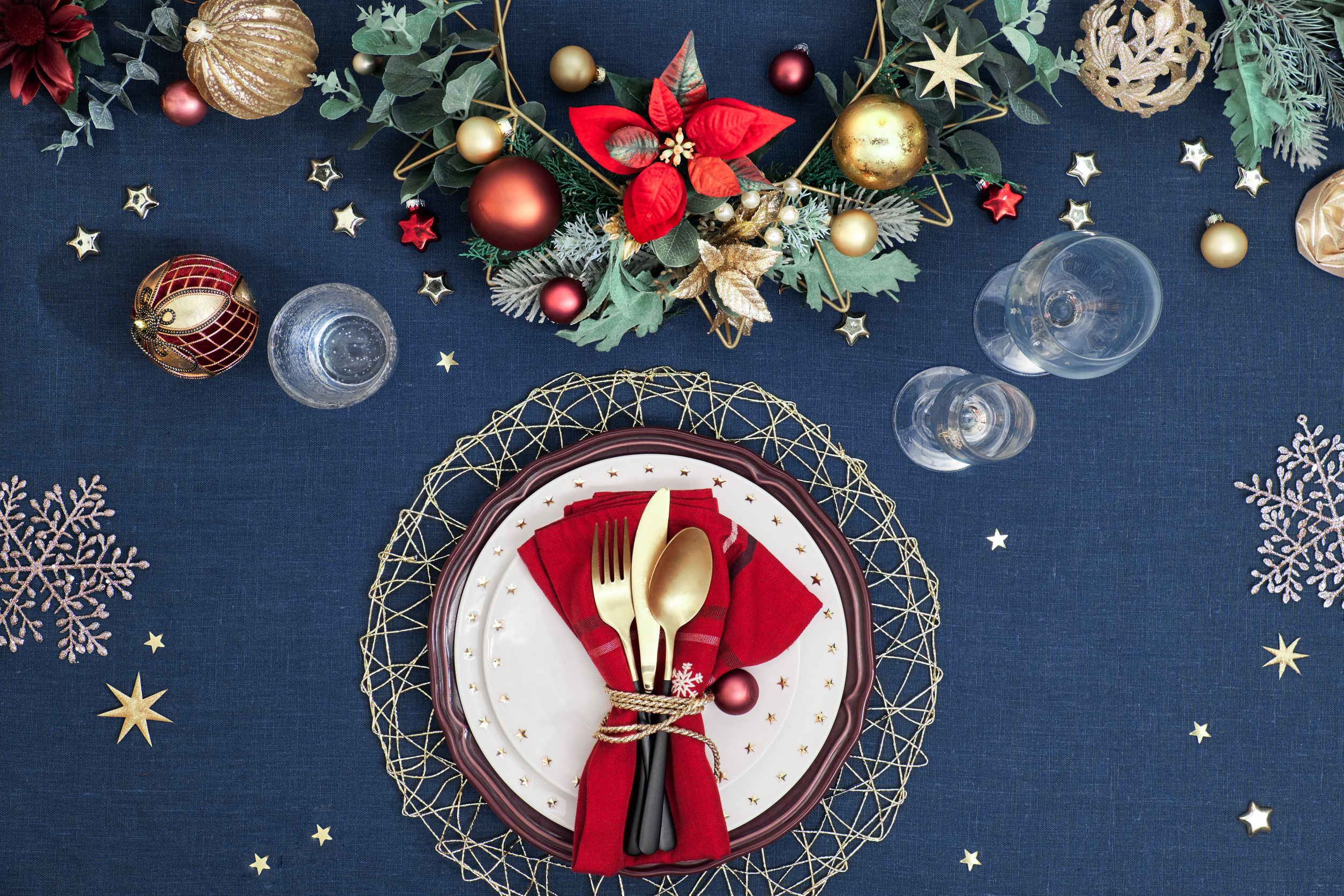 Christmas-themed charger plate