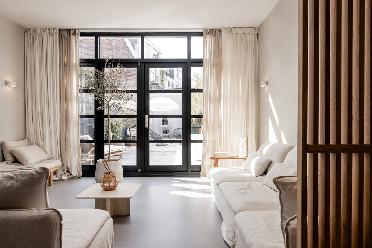 Roomdivider woonkamer naast zithoek