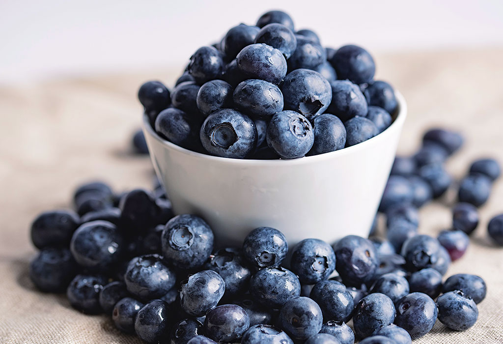 Weiße Porzellan-Schüssel mit Blaubeeren