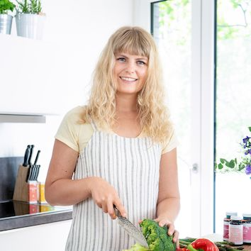 Julia schneidet Gemüse