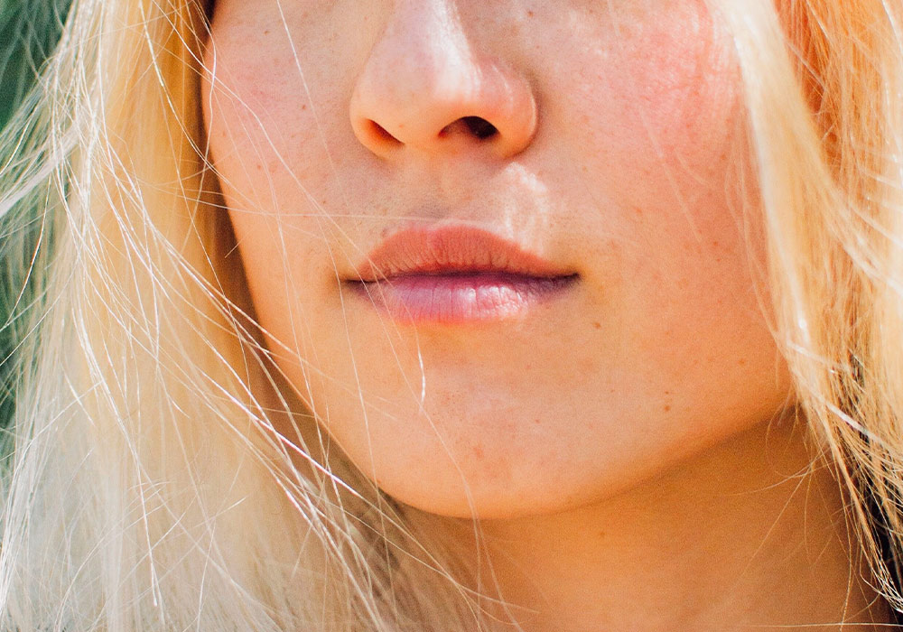 Untere Hälfte des Gesichts einer jungen, blonden Frau.