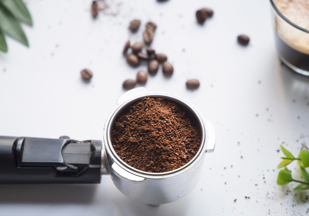 Kaffeepulver in einem Siebträger.