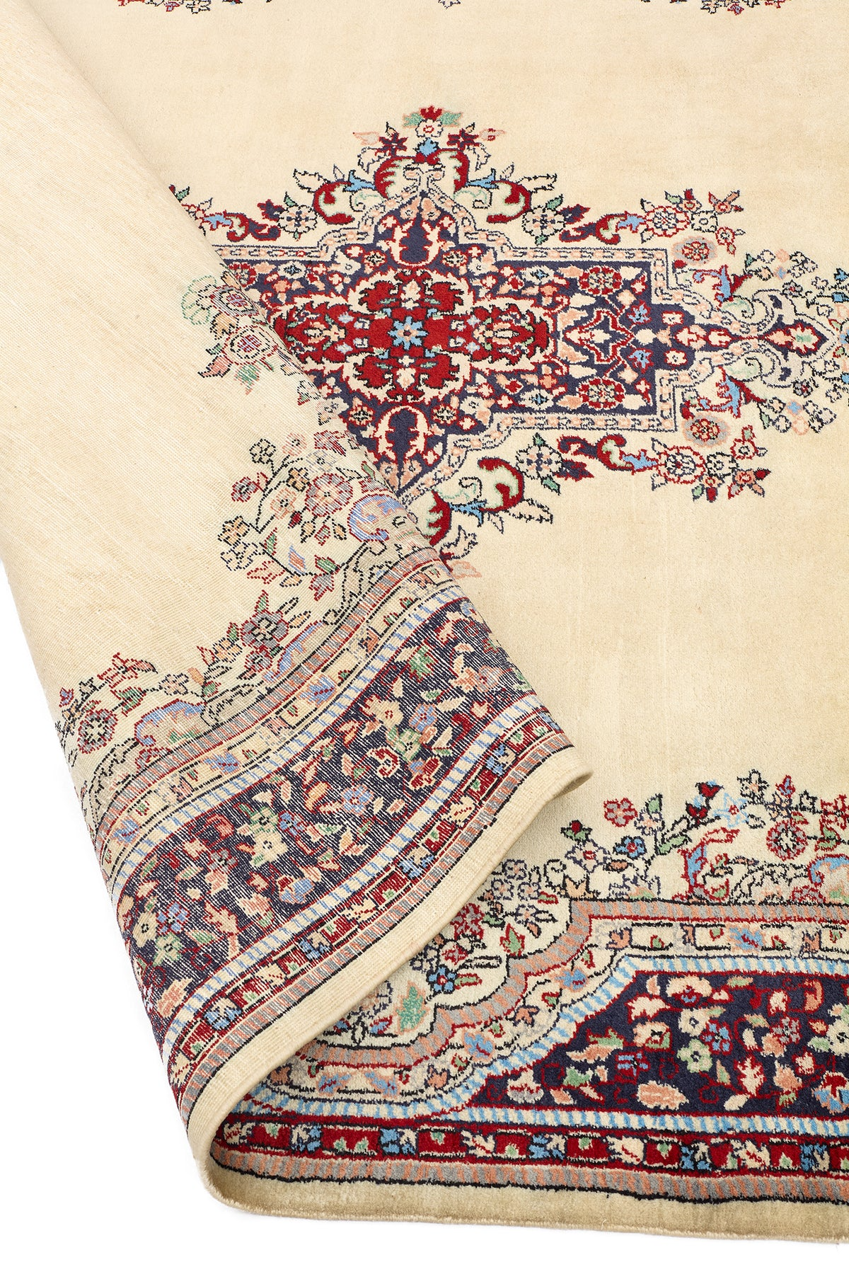 Alfombra Tabriz de diseño clásico en salón elegante
