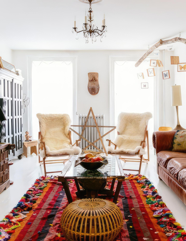 Alfombra Kilim decorando una sala moderna con estilo bohemio