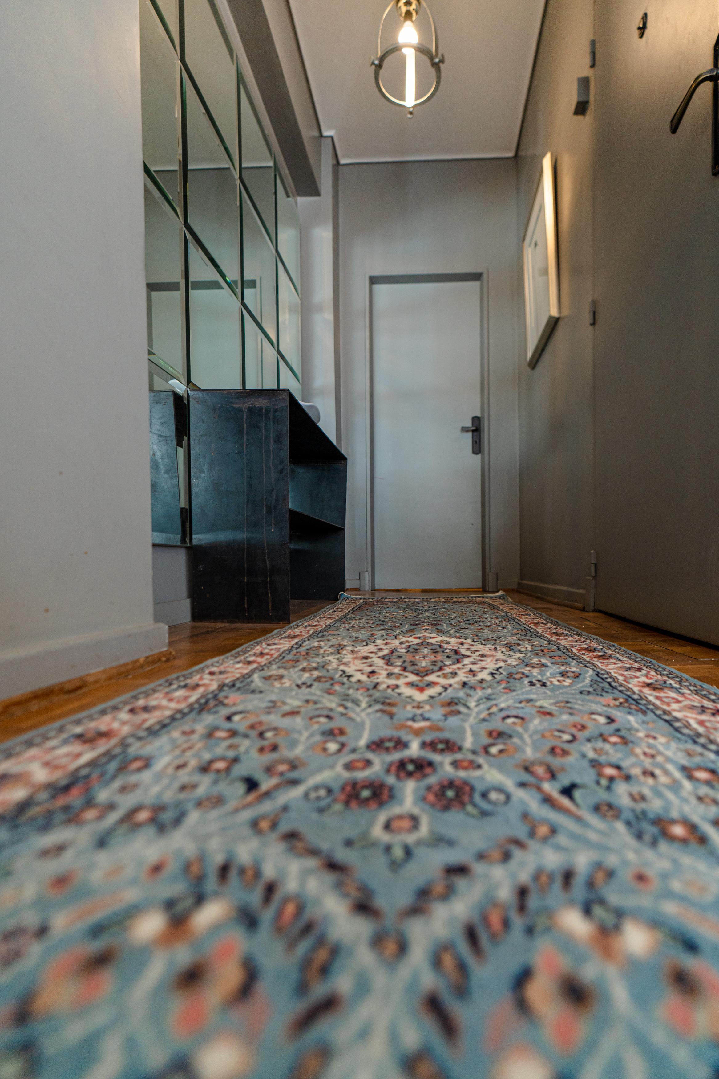 Alfombra de seda elegante con brillo en sala de lujo