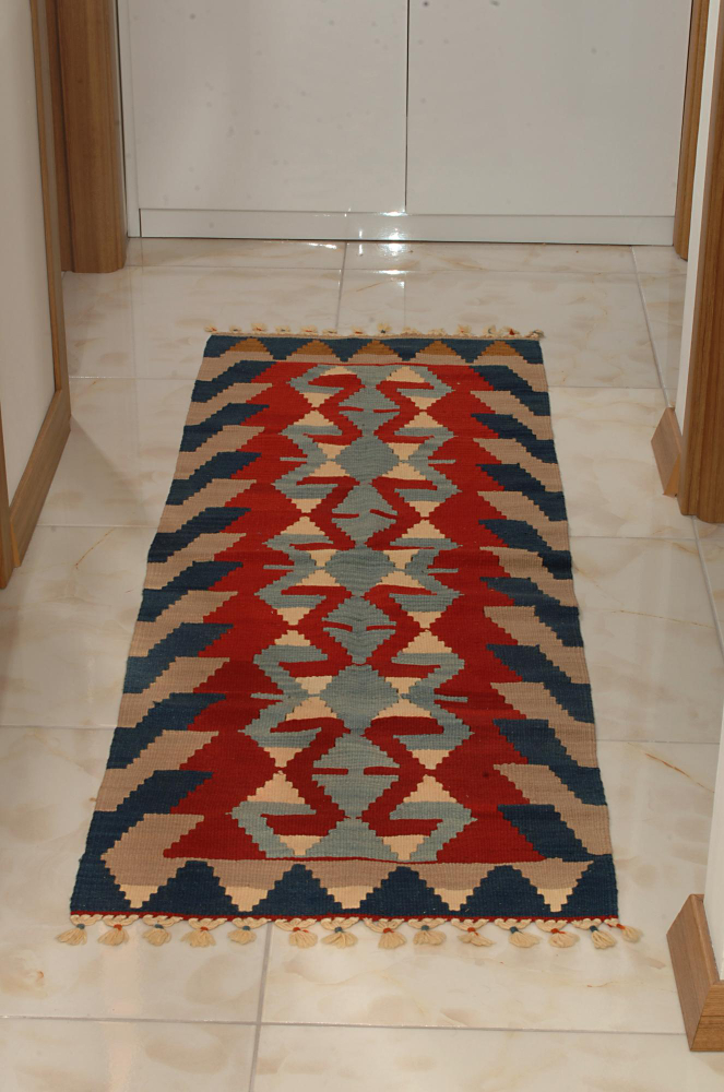 Alfombra persa contemporánea en un salón moderno