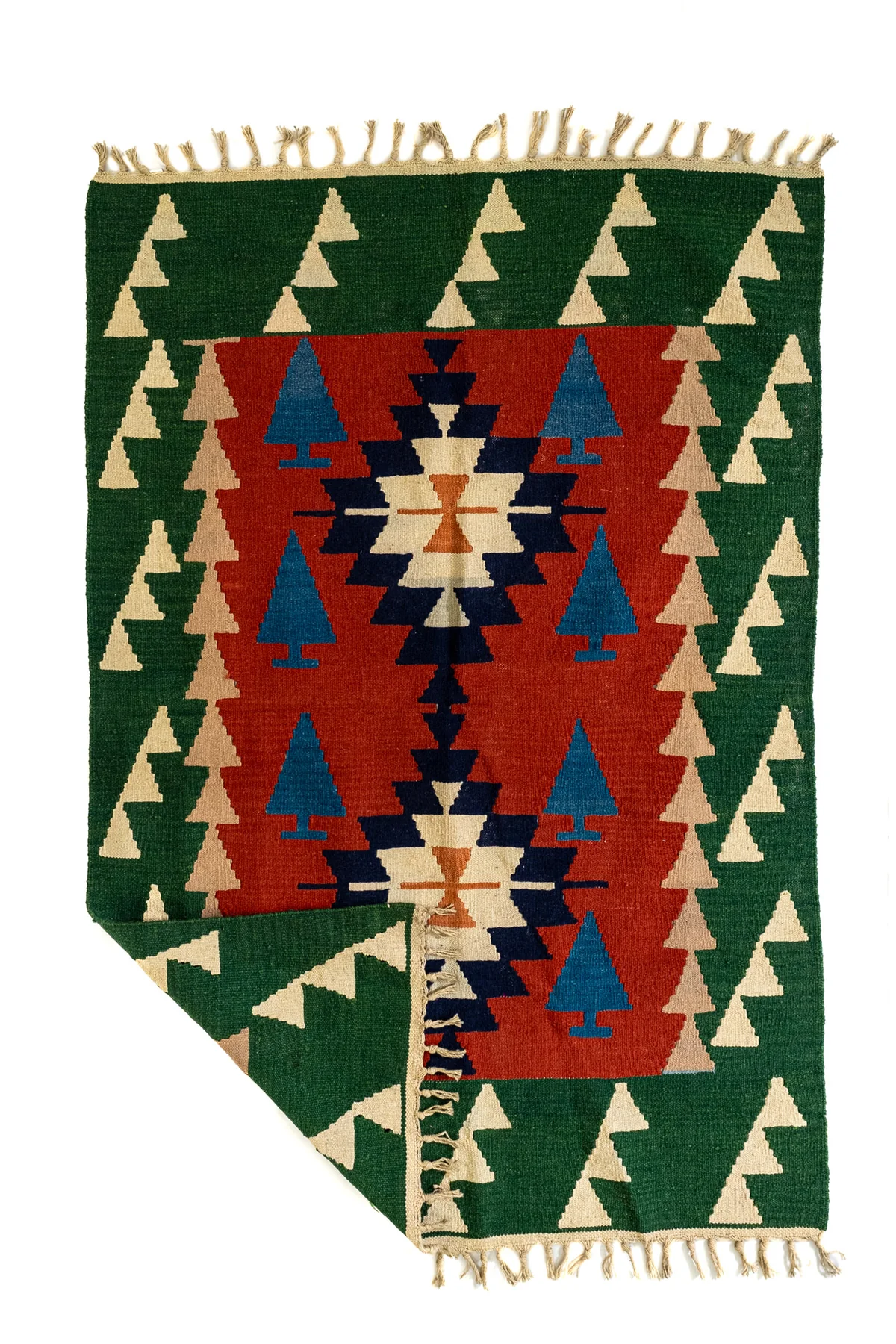 Alfombra Kilim en sala moderna destacando patrón y textura