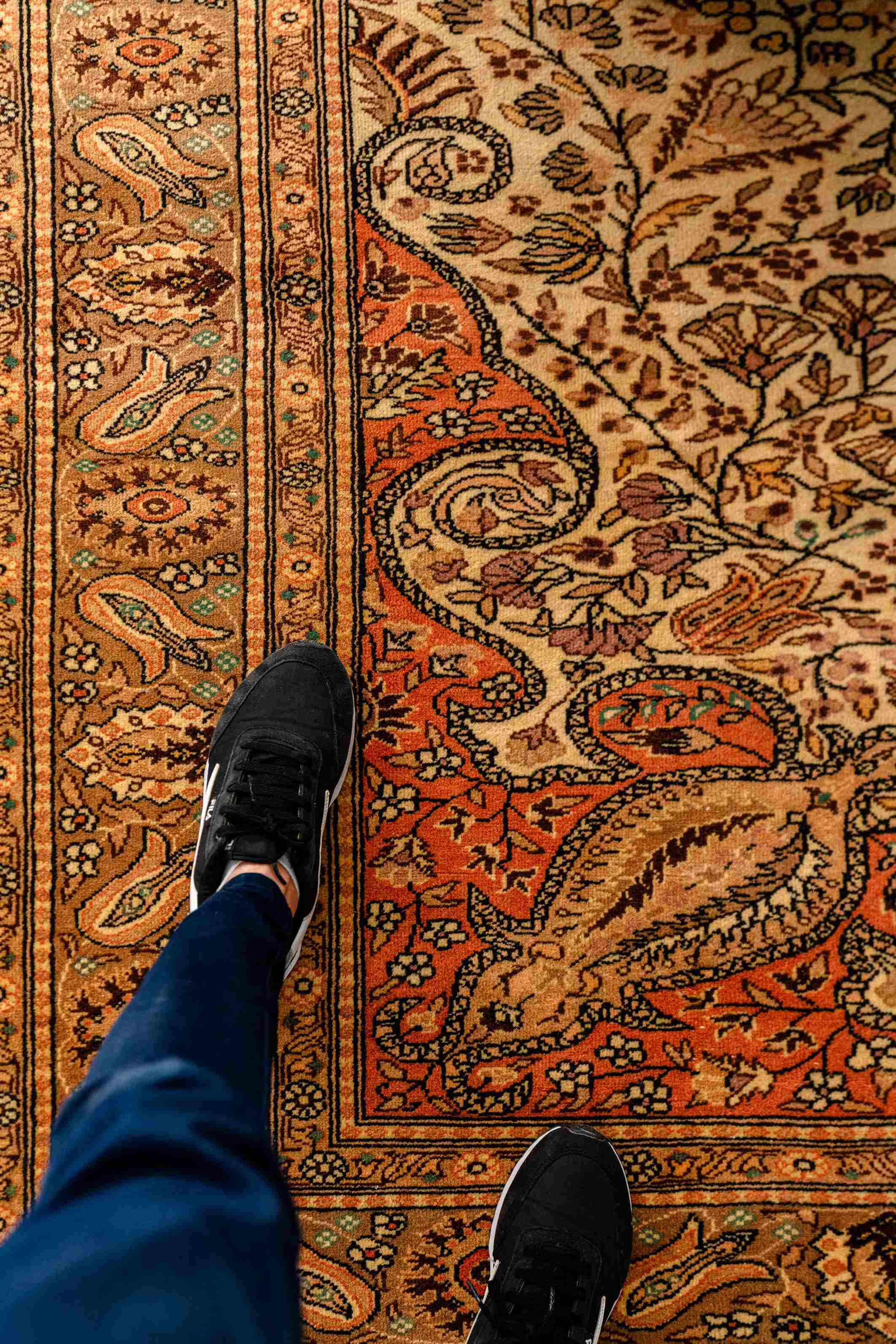 Alfombra de lana persa en un pasillo concurrido