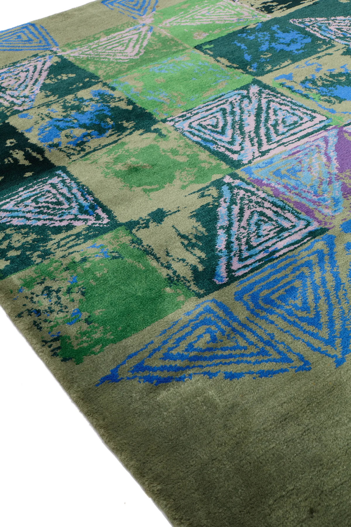 Detalle artesanal de una alfombra nacional hecha a mano