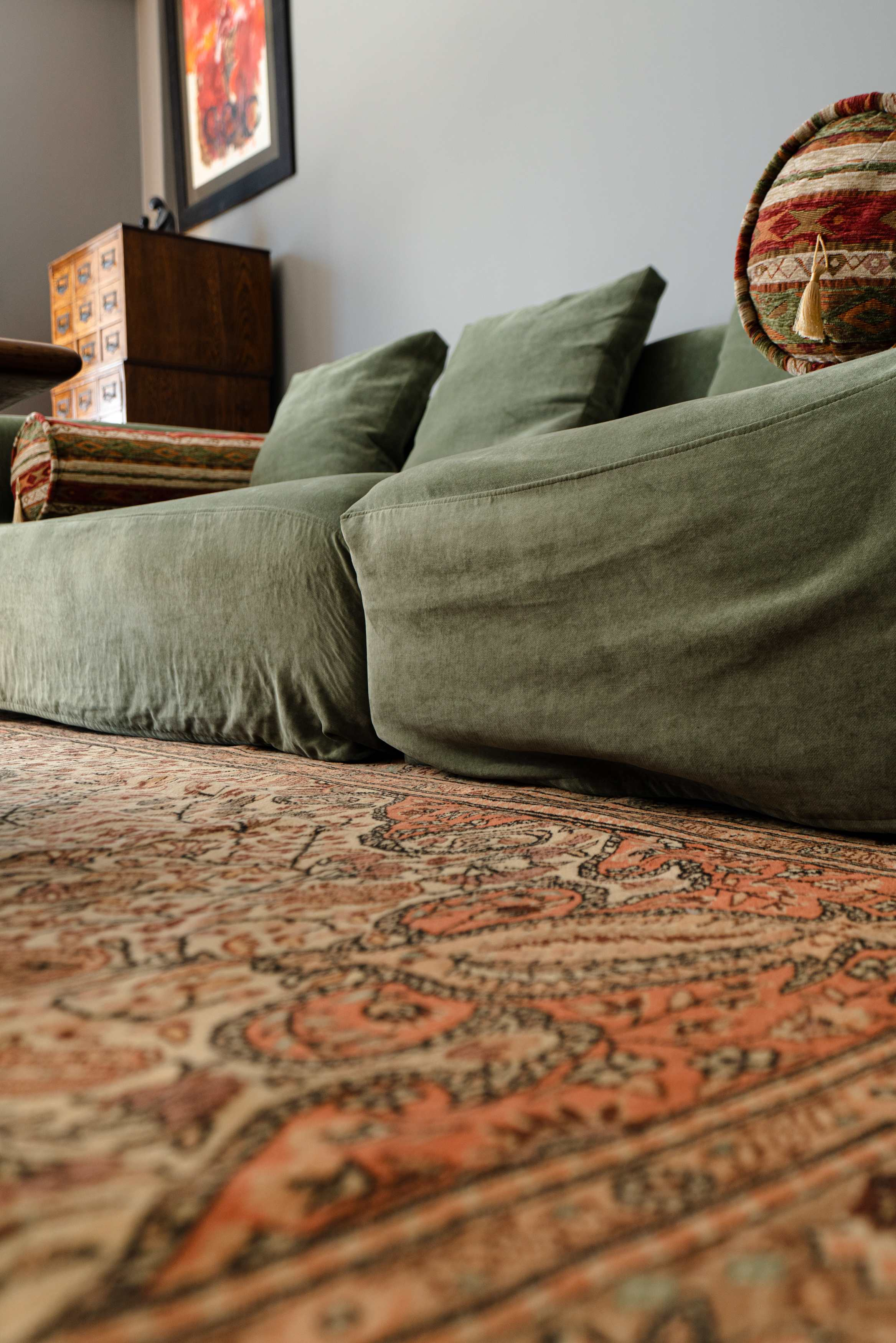 Alfombra artesanal de lana y seda mostrando materiales de calidad