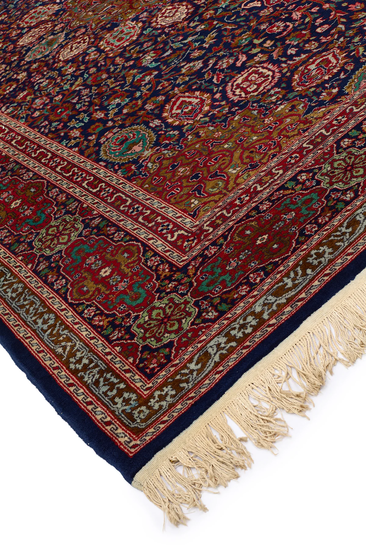 alfombra de lana y seda colocada en un espacio interior elegante