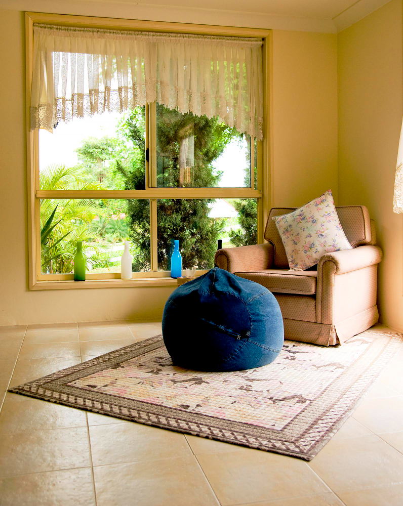 Mano tocando una alfombra de lana ética y algodón orgánico