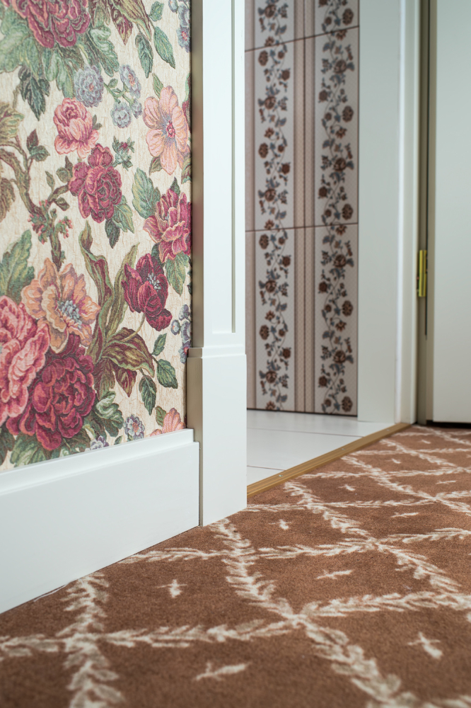 Alfombra Kilim decorando una sala moderna con estilo bohemio