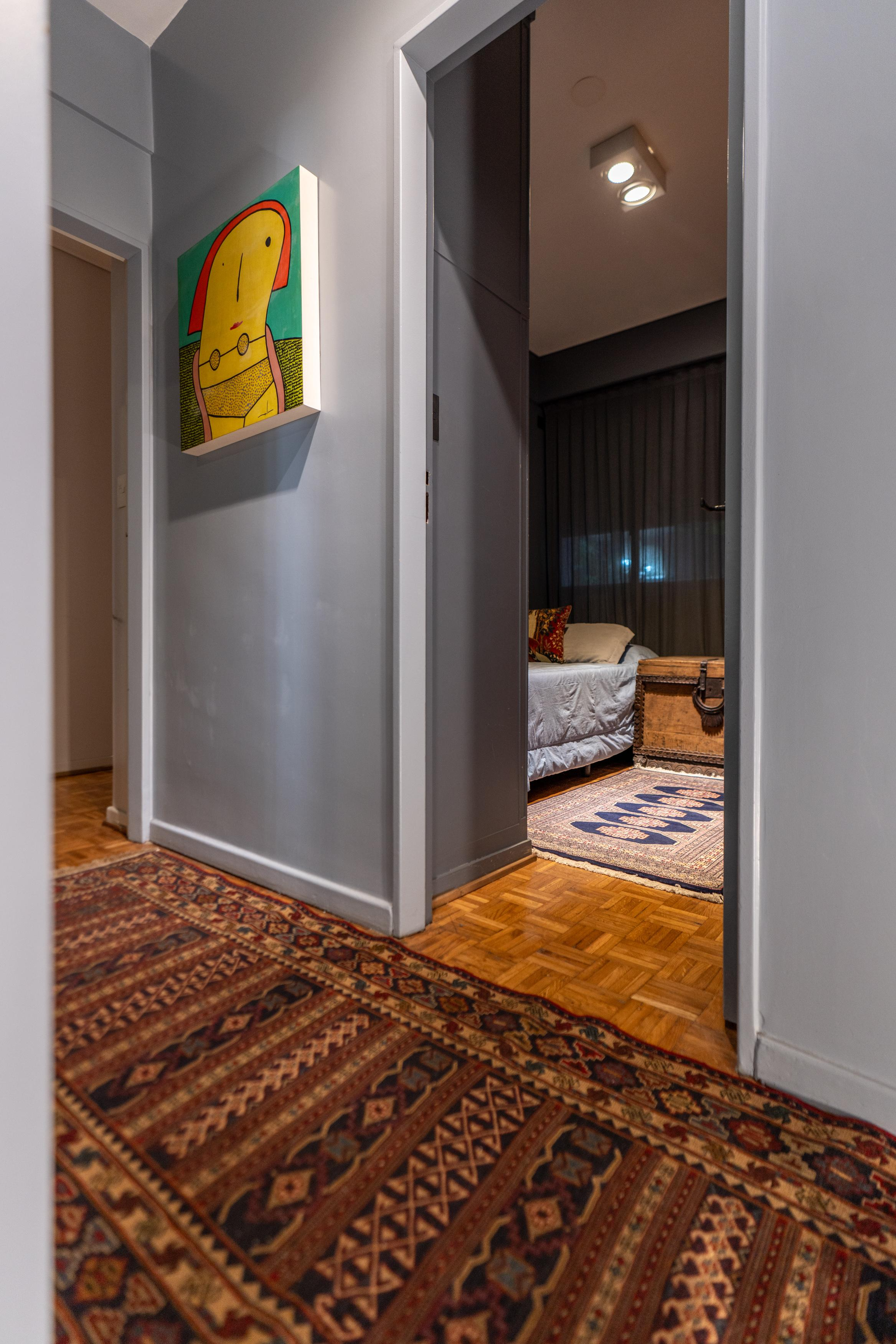 Alfombra de seda elegante con brillo en sala de lujo