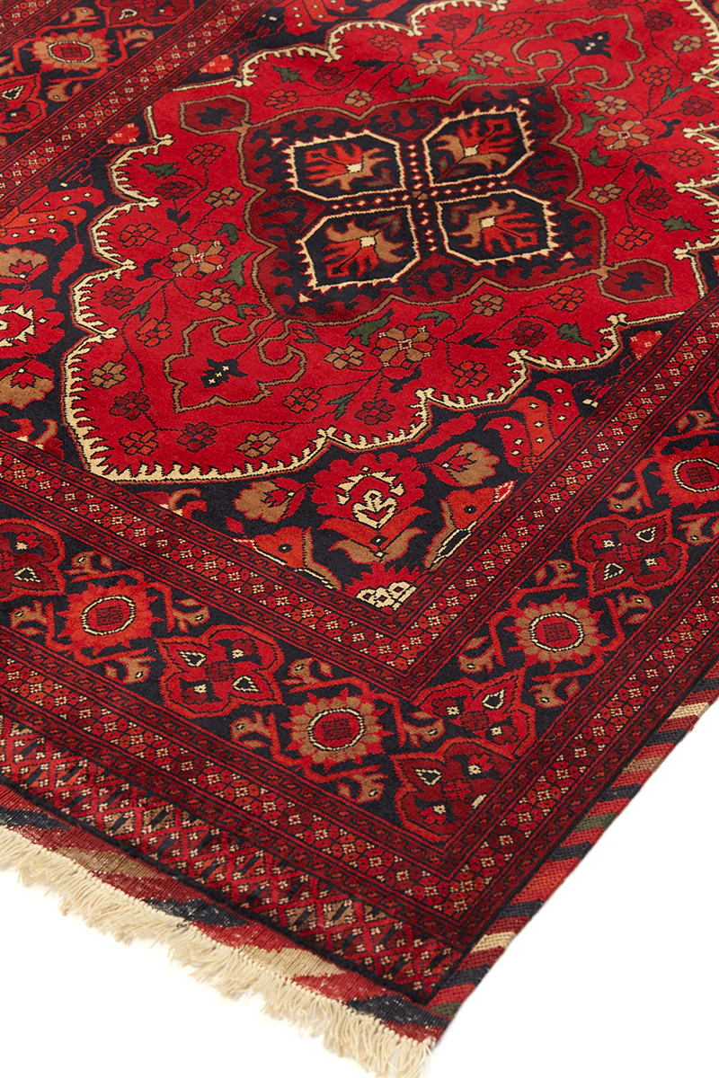 alfombra de lana y seda colocada en un espacio interior elegante