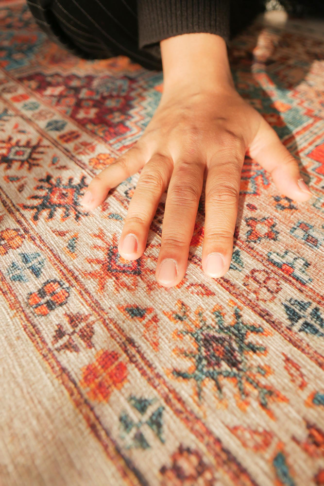 Alfombra moderna con forma orgánica y textura táctil en sala contemporánea