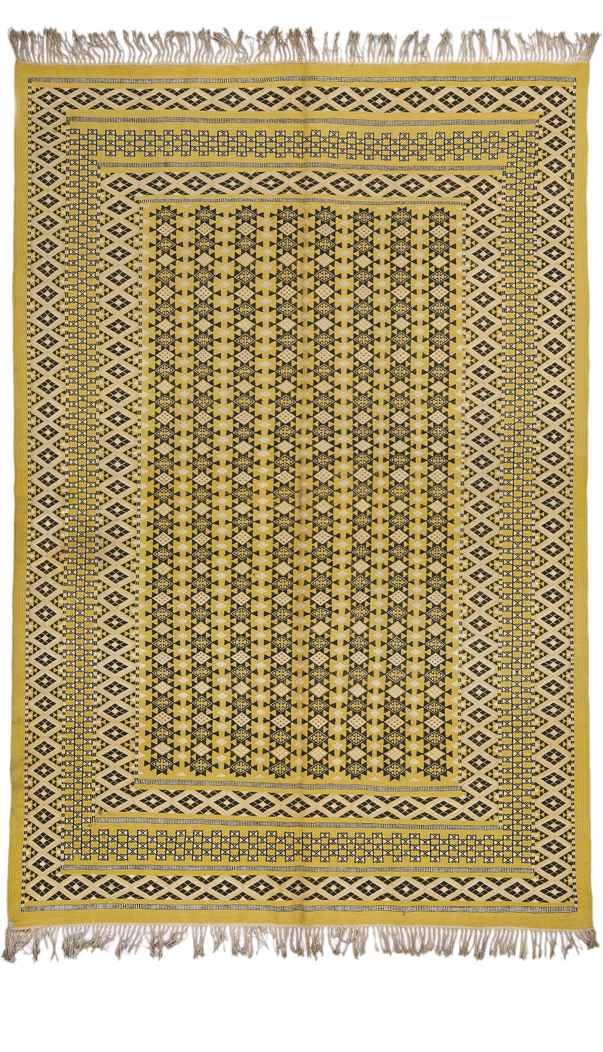 Superposición de alfombras Kilim, Soumak y Tabriz en sala moderna