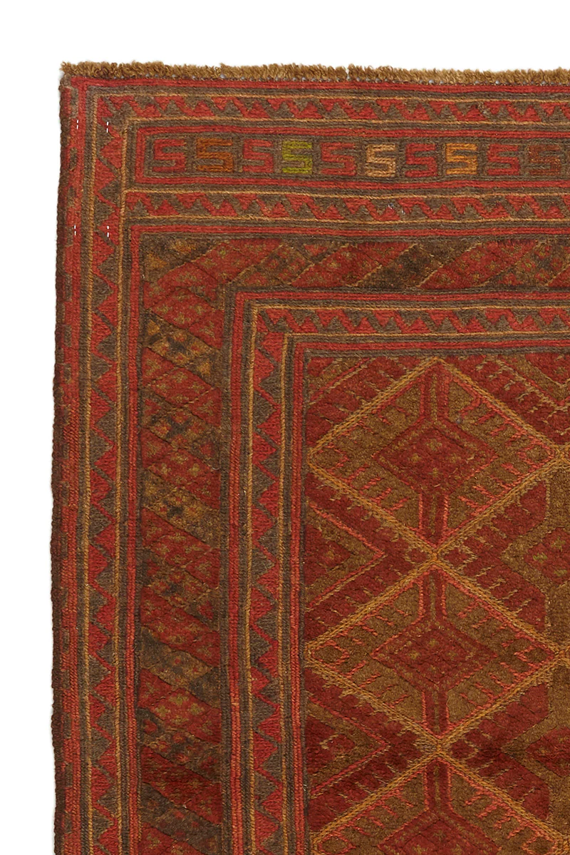 Kilim Soumak de lana y seda con diseño artesanal en sala moderna
