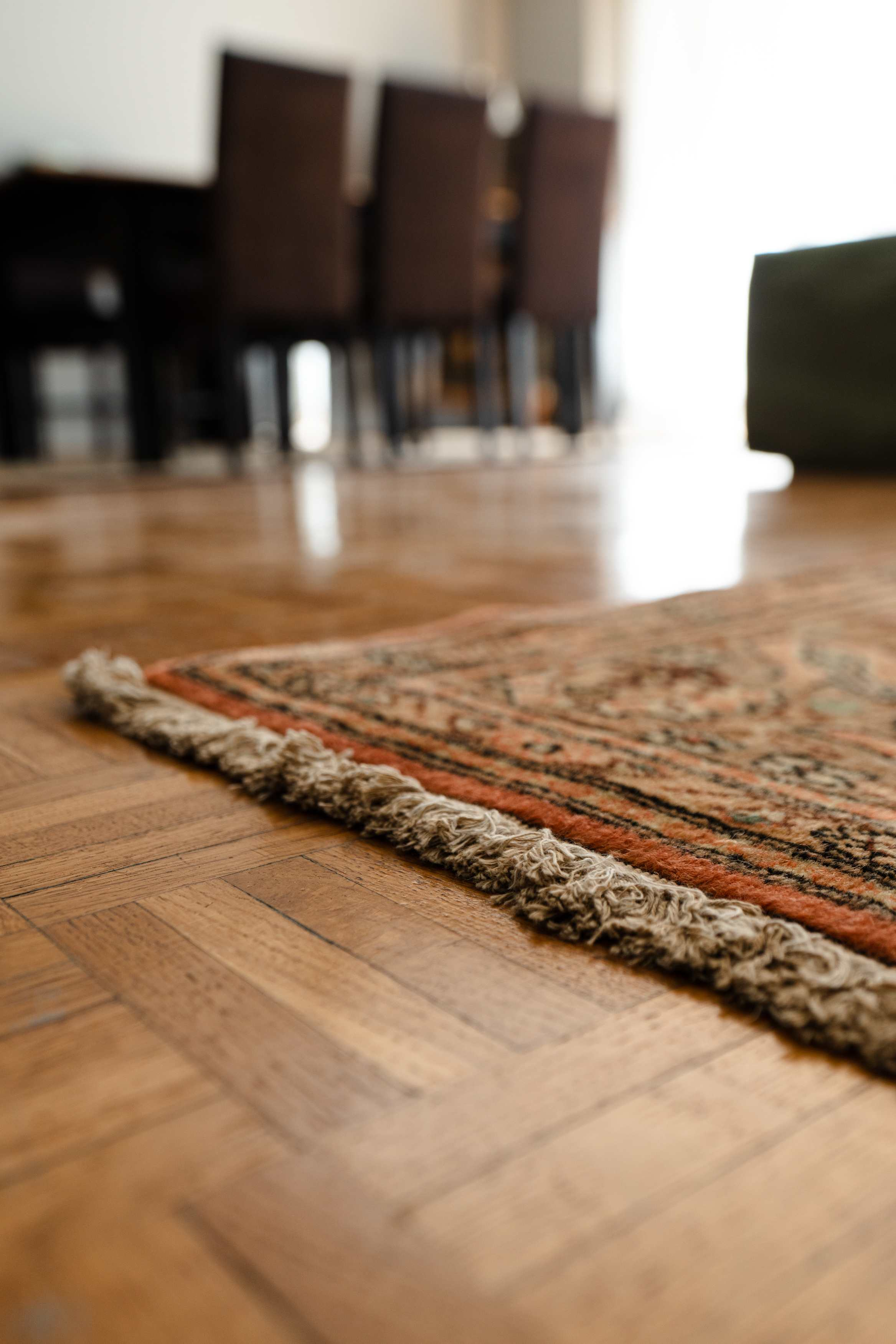 Alfombra artesanal de lana y seda mostrando materiales de calidad