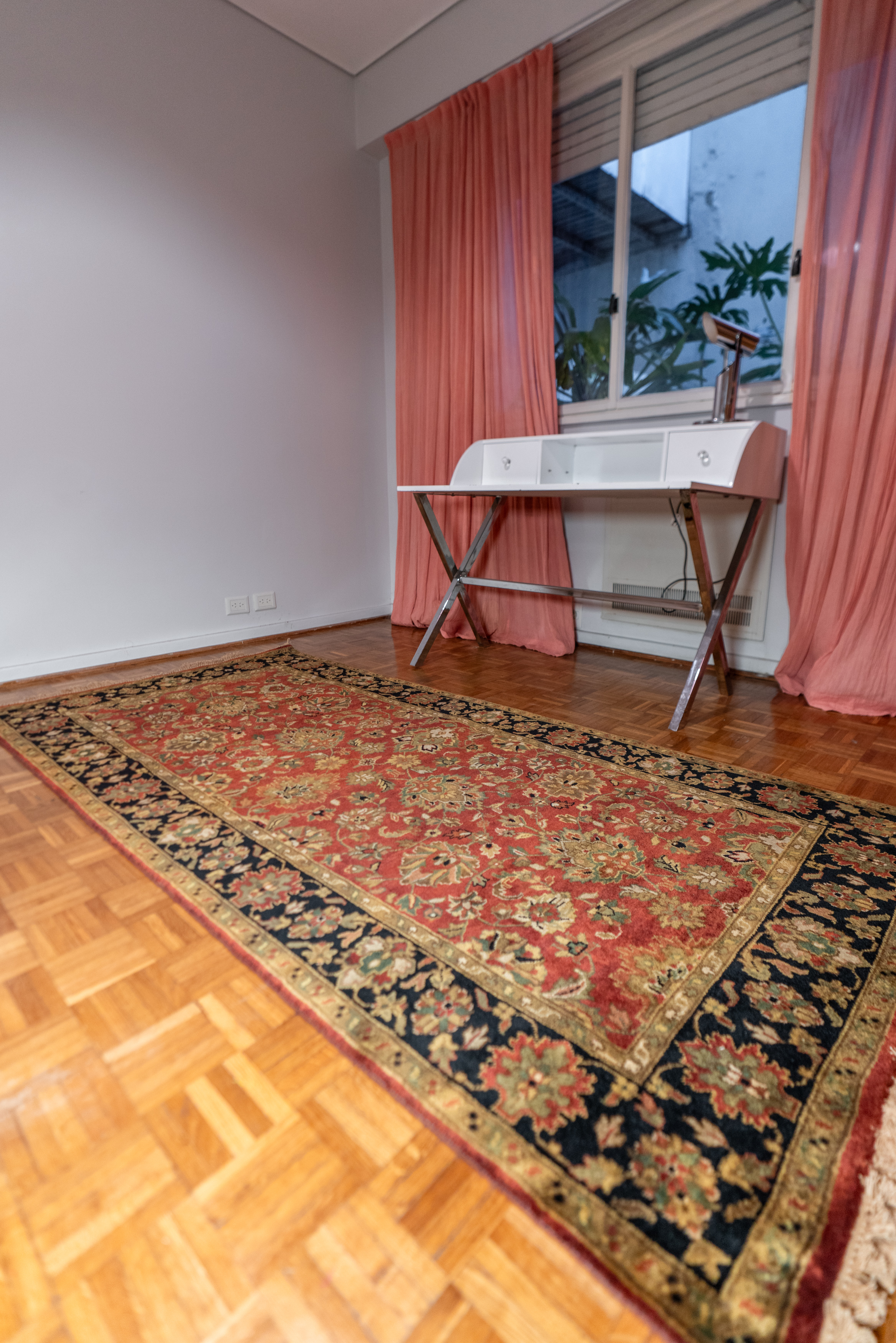 Alfombra de seda y lana cuidada para mantener su belleza