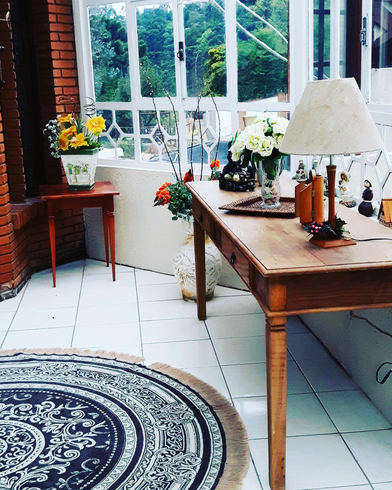 Mano tocando una alfombra de lana ética y algodón orgánico