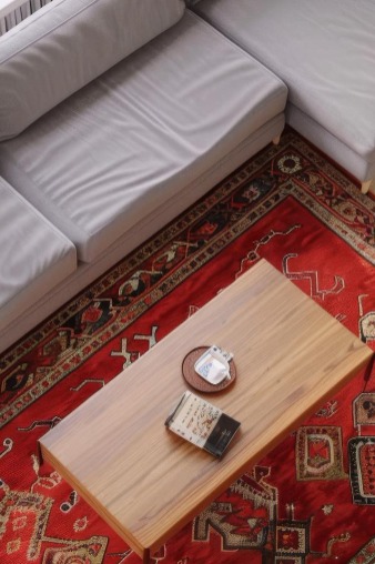 Motivos y símbolos tradicionales en una alfombra persa artesanal