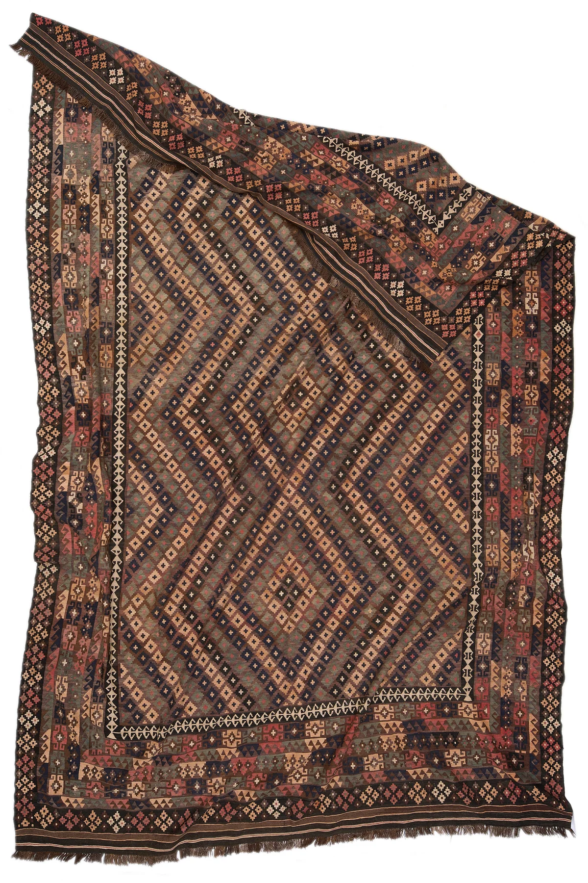 Superposición de alfombras Kilim, Soumak y Tabriz en sala moderna