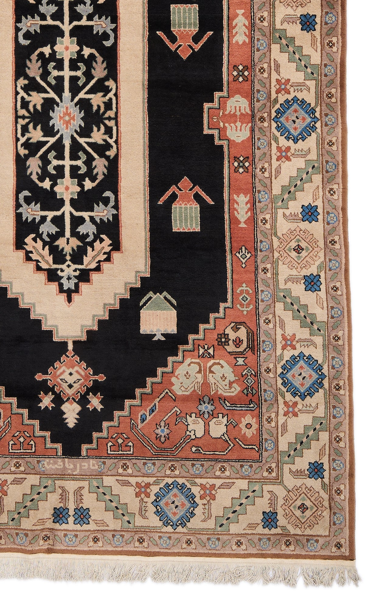 Alfombra caucásica modernizada en salón contemporáneo