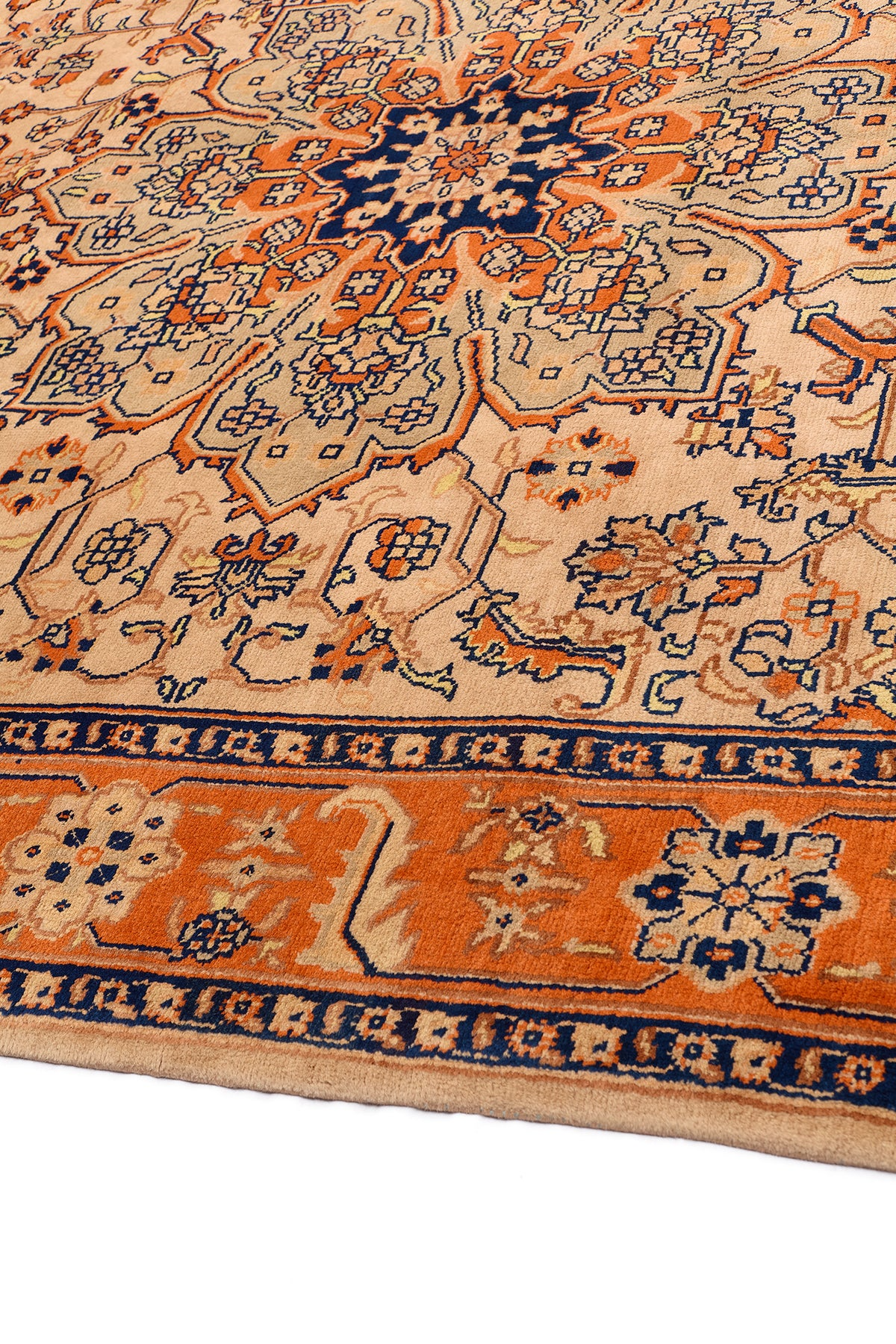 Alfombra Tabriz de diseño clásico en salón elegante