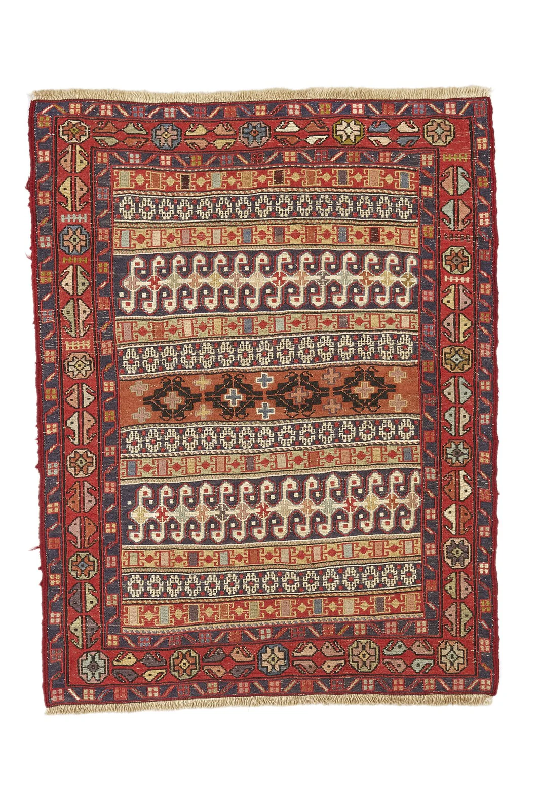 Kilim Soumak de lana y seda con diseño artesanal en sala moderna