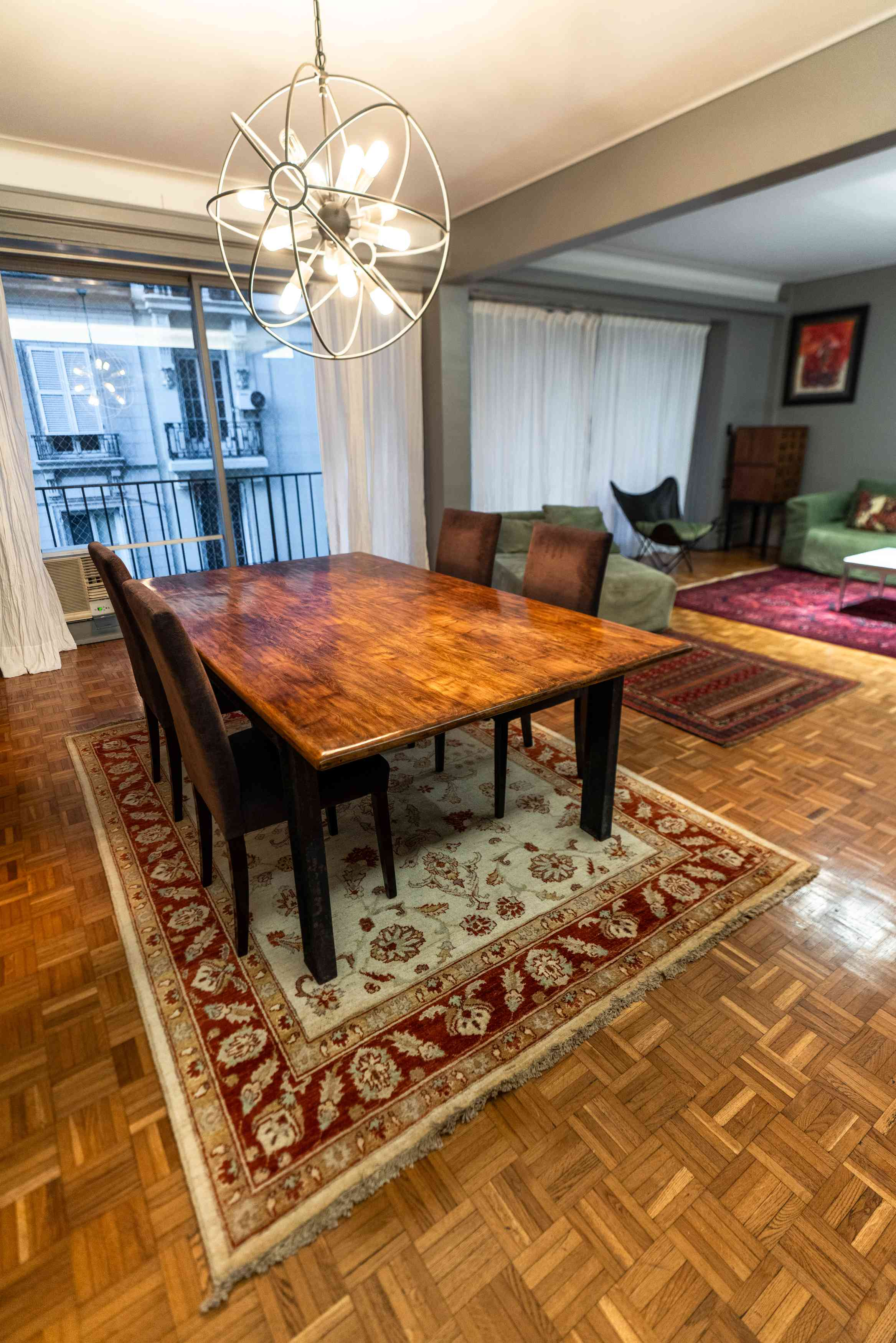 Alfombra de lana de lujo en una sala elegante