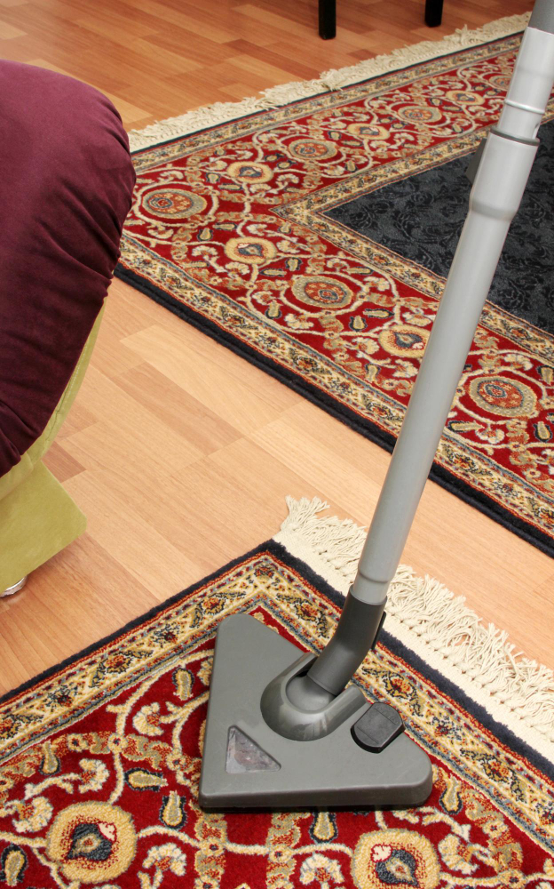 Alfombra persa antigua destacando en una sala elegante