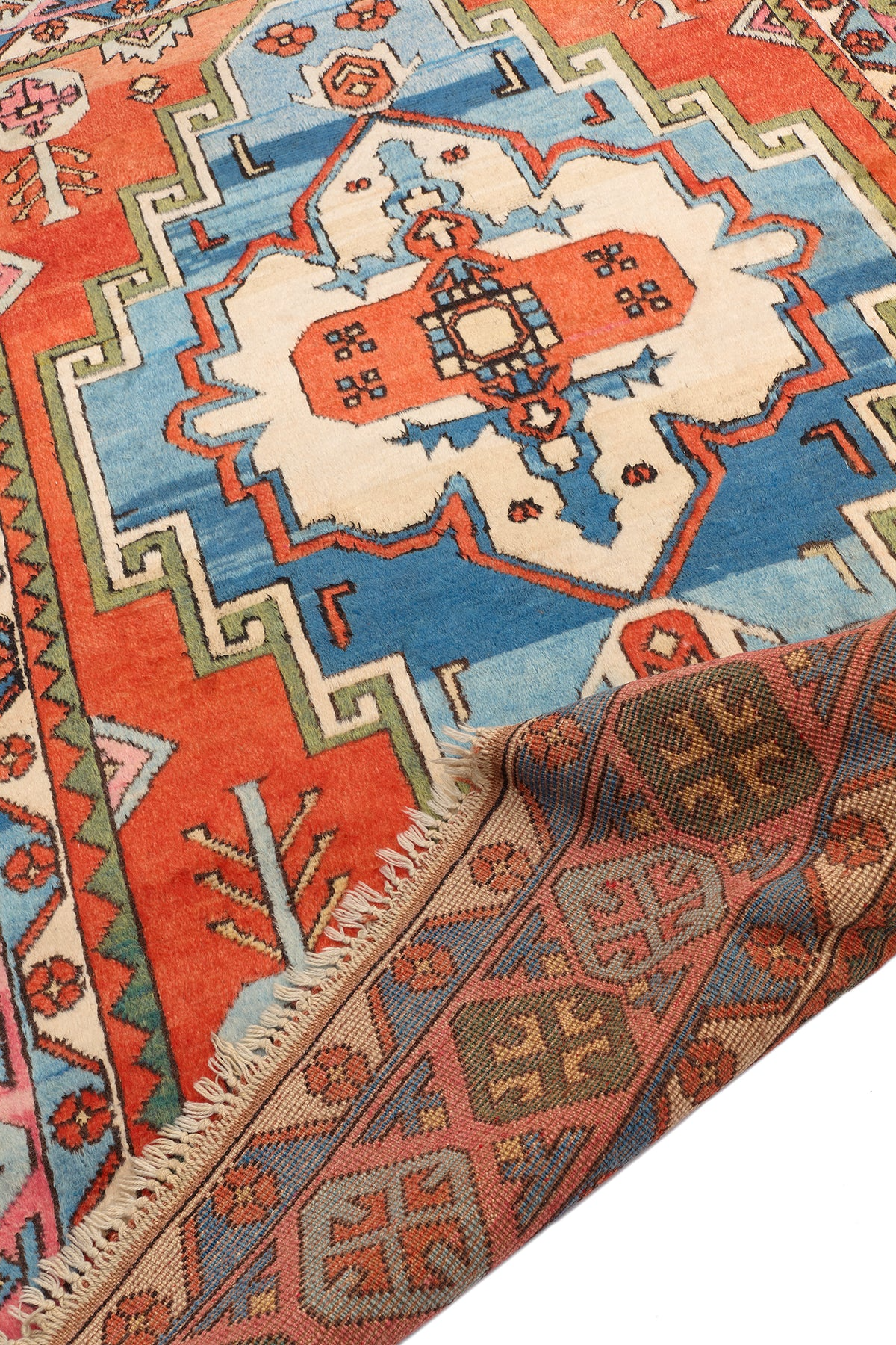 Alfombra caucásica modernizada en salón contemporáneo