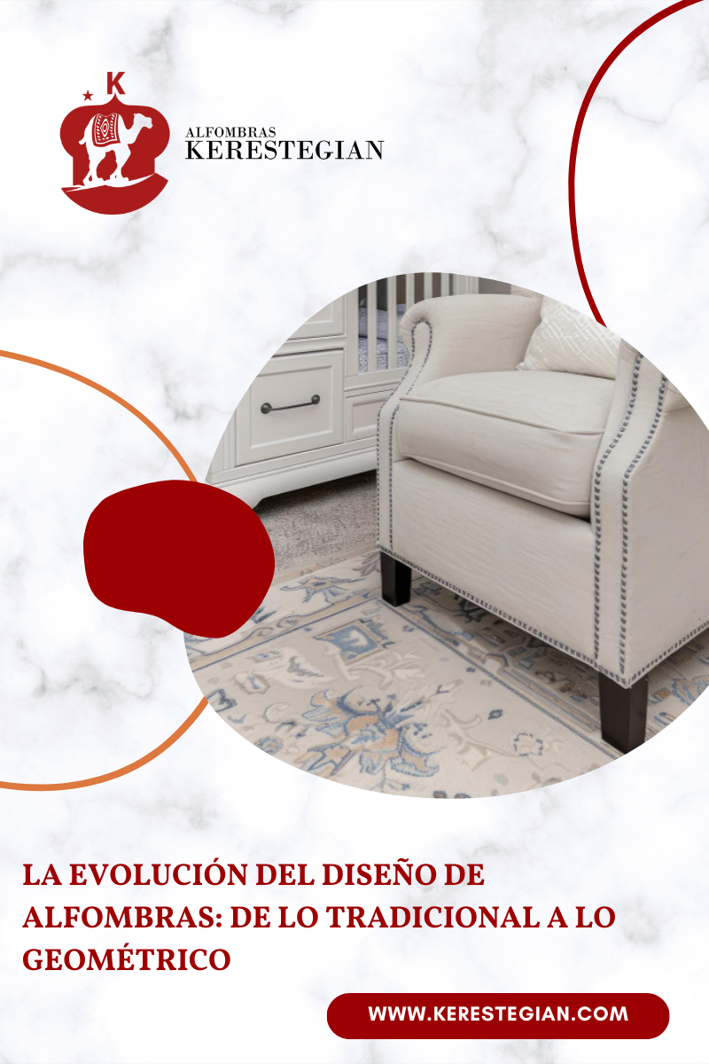 Alfombra de diseño geométrico sobre suelo de madera