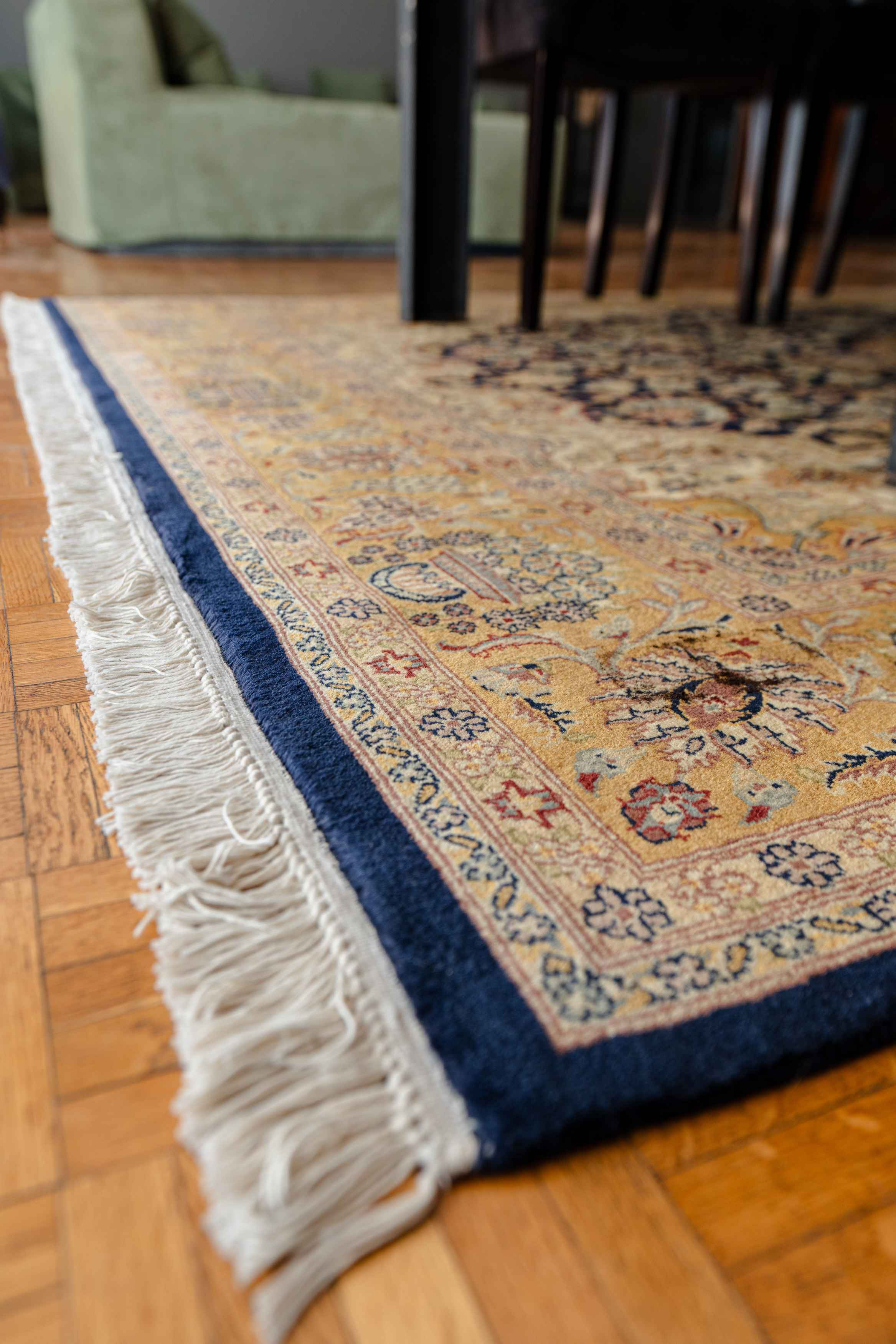 Alfombra de fibras naturales en sala luminosa y acogedora