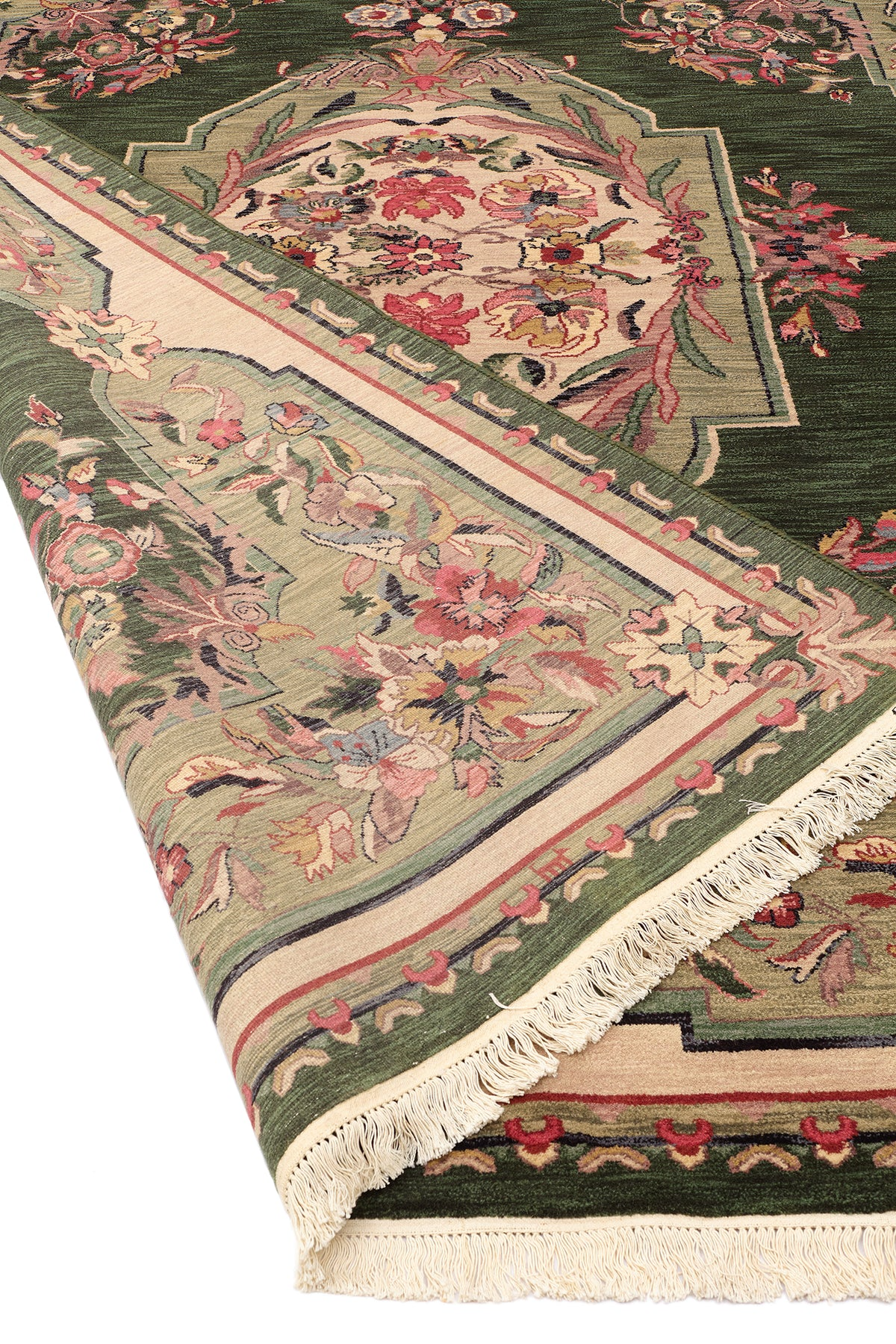 Alfombra Tabriz de diseño clásico en salón elegante