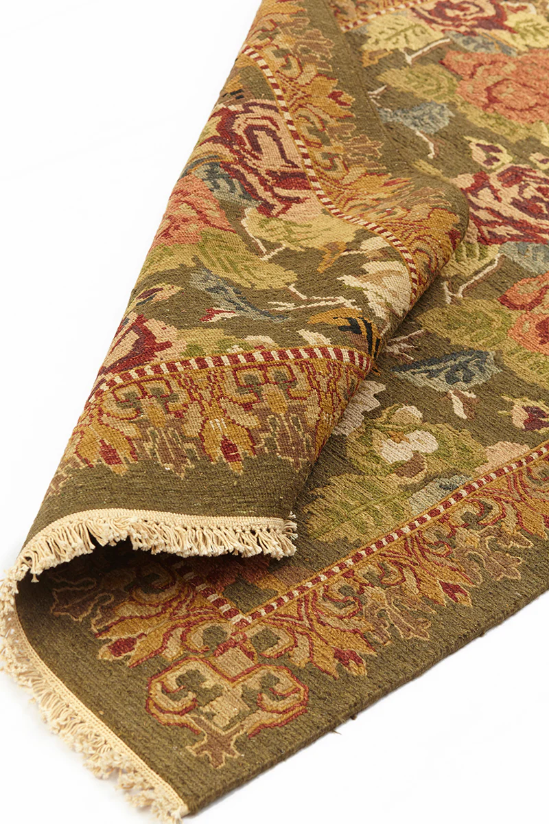 Alfombra Kilim en sala moderna destacando patrón y textura