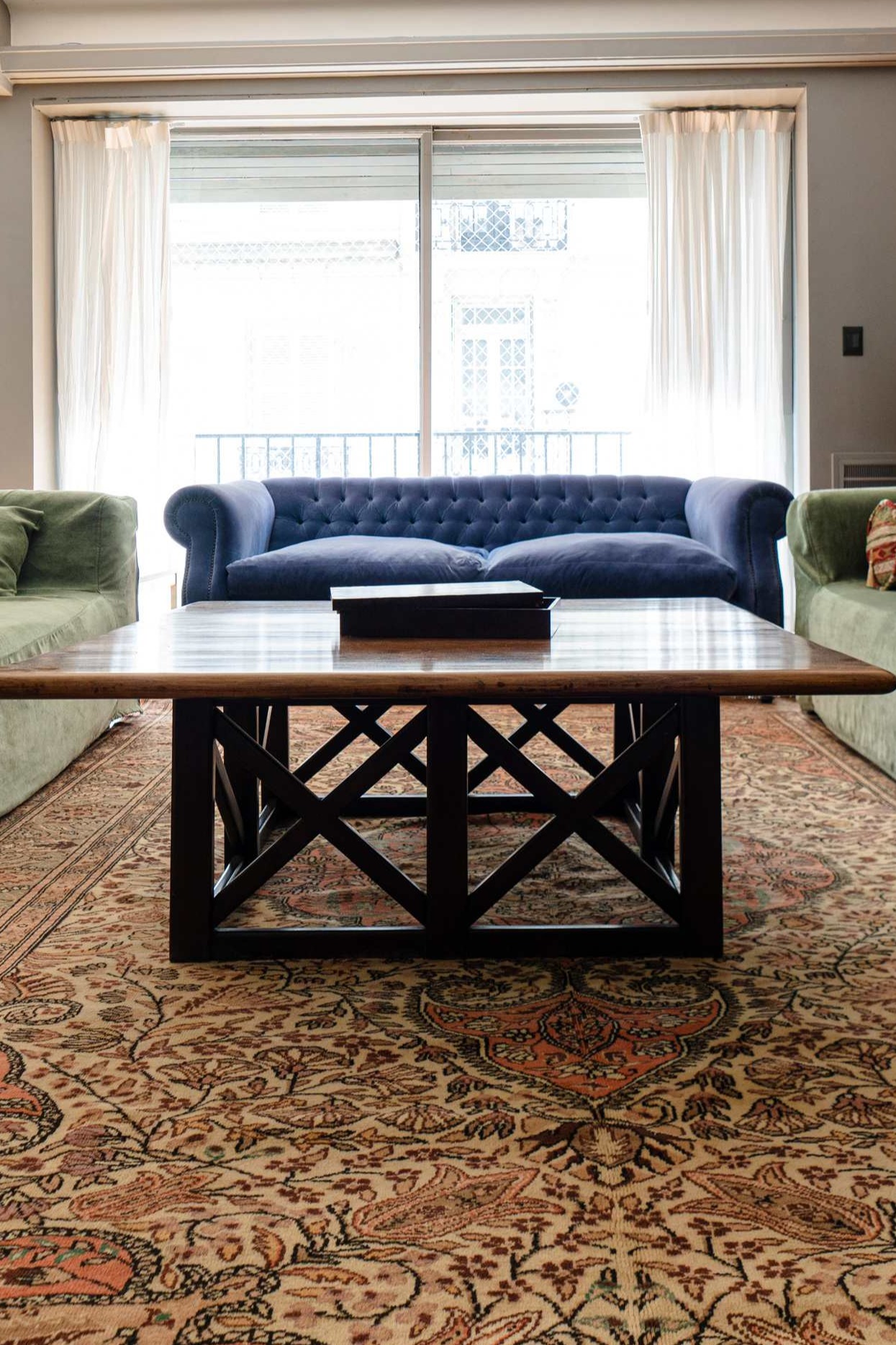 Alfombra artesanal de lana y seda mostrando materiales de calidad