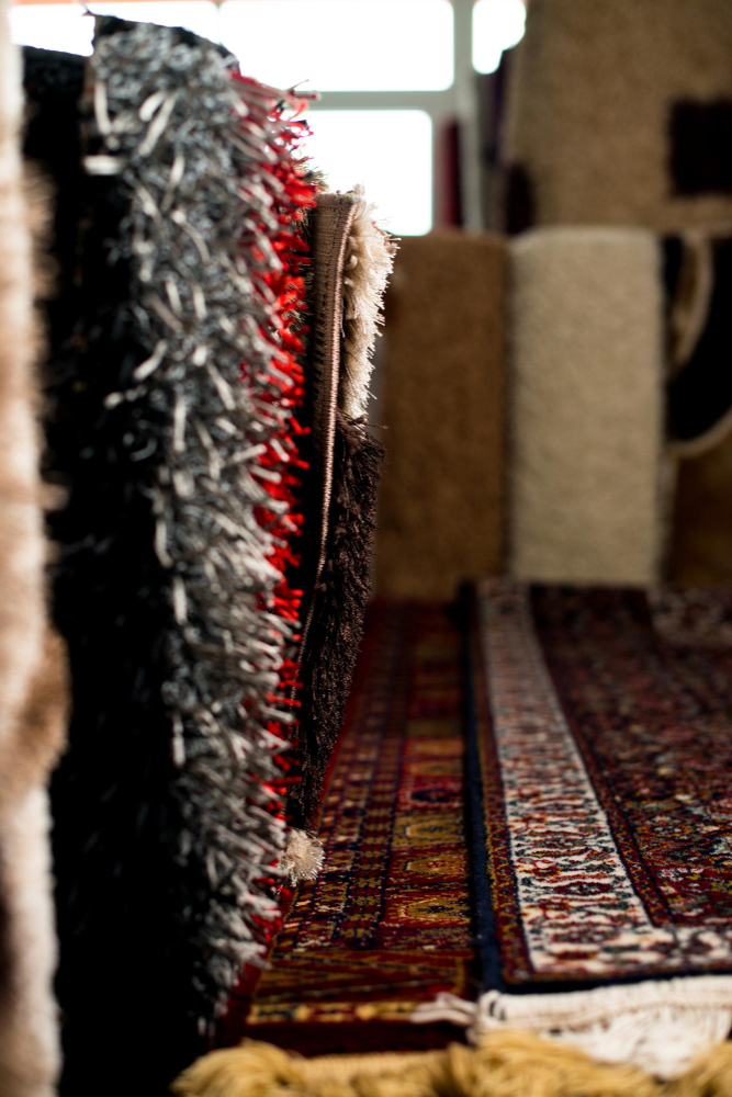 Comparación entre alfombra plana y alfombra de pelo denso en un salón