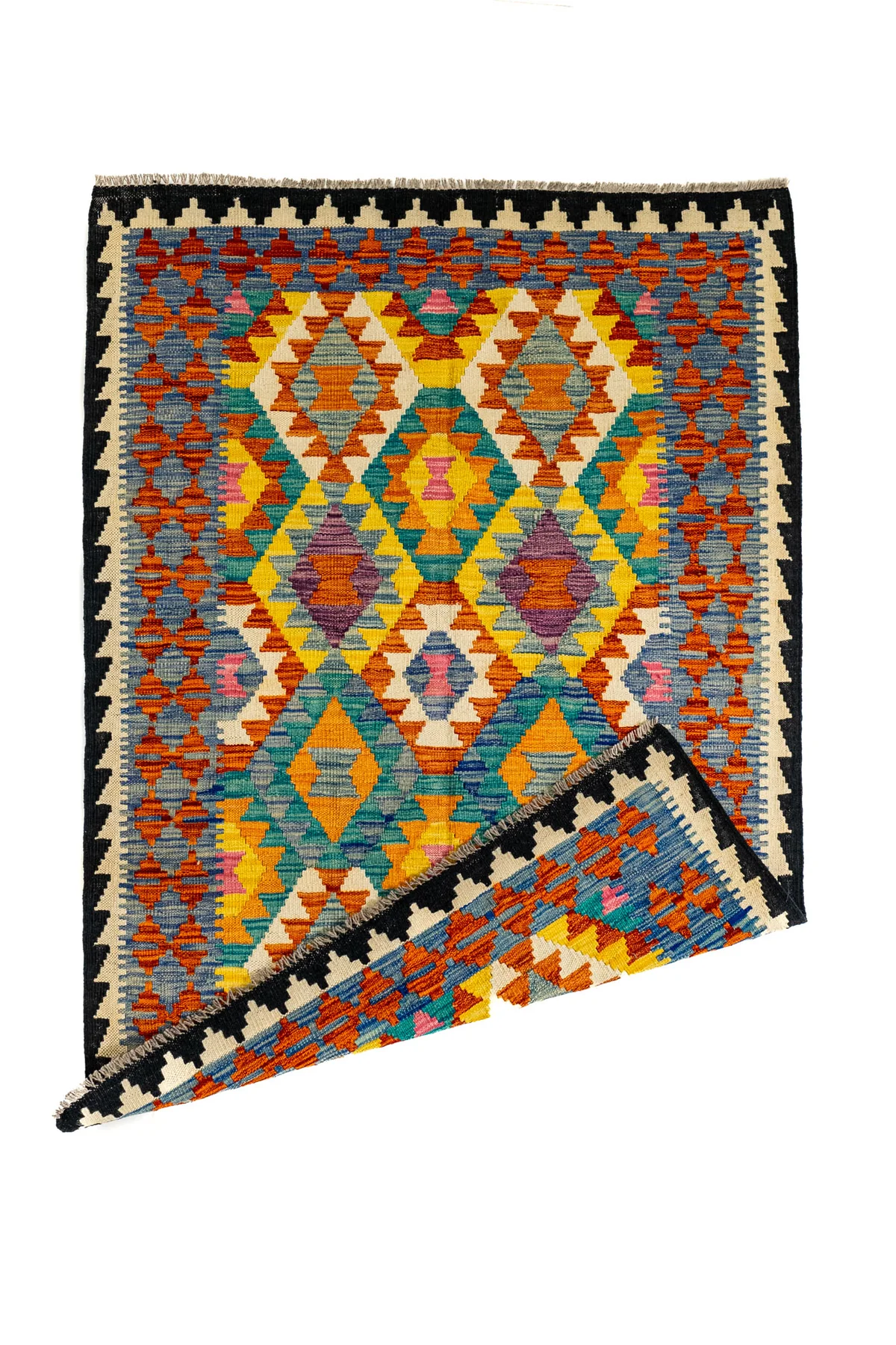 Mujer limpiando una alfombra Kilim con cuidado en su hogar
