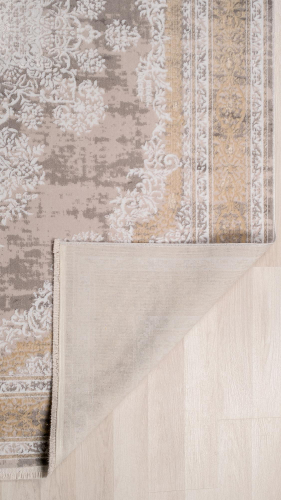 Alfombra moderna con forma orgánica y textura táctil en sala contemporánea