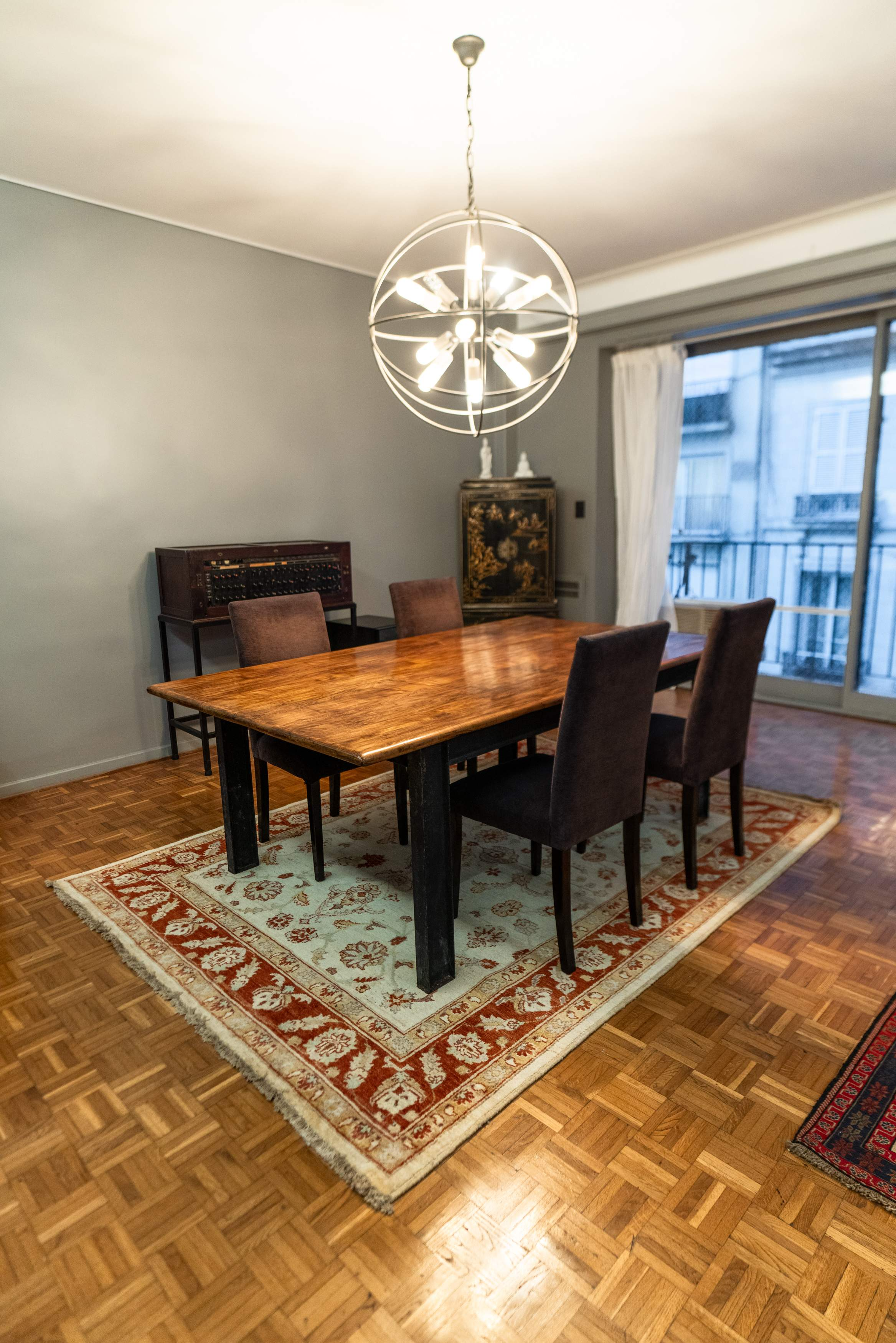 Alfombra de lana de lujo en una sala elegante