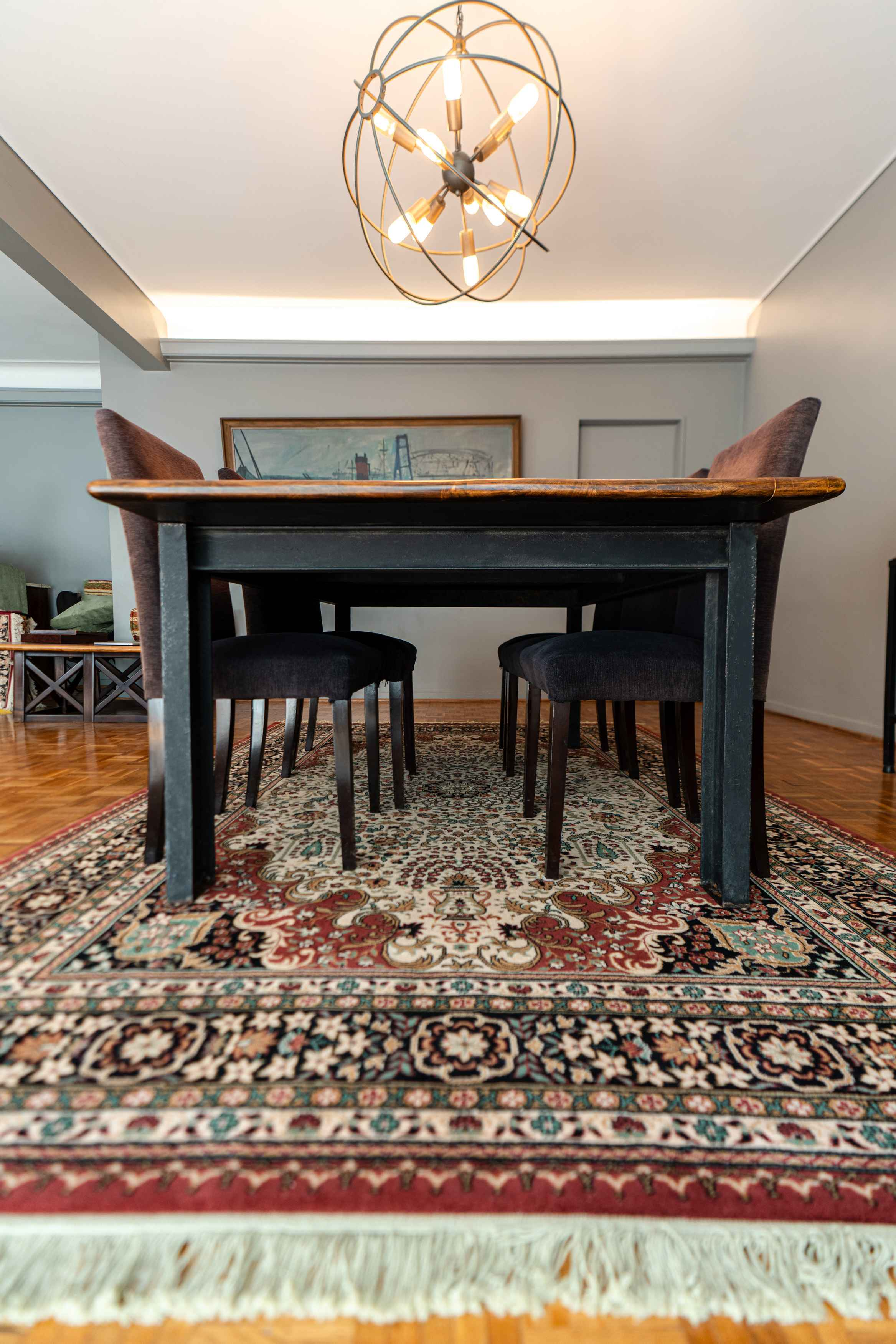 Alfombra de fibras naturales en sala luminosa y acogedora