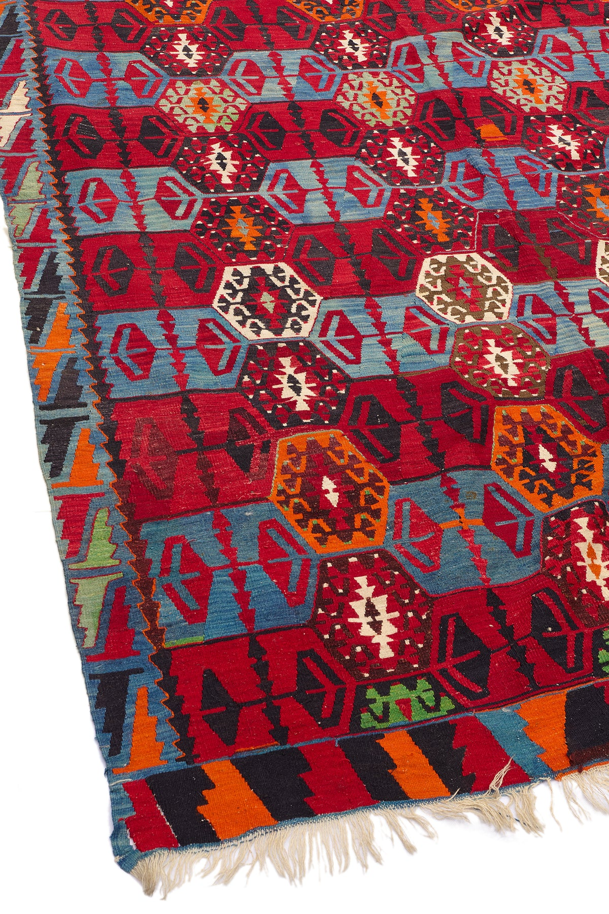Superposición de alfombras Kilim, Soumak y Tabriz en sala moderna