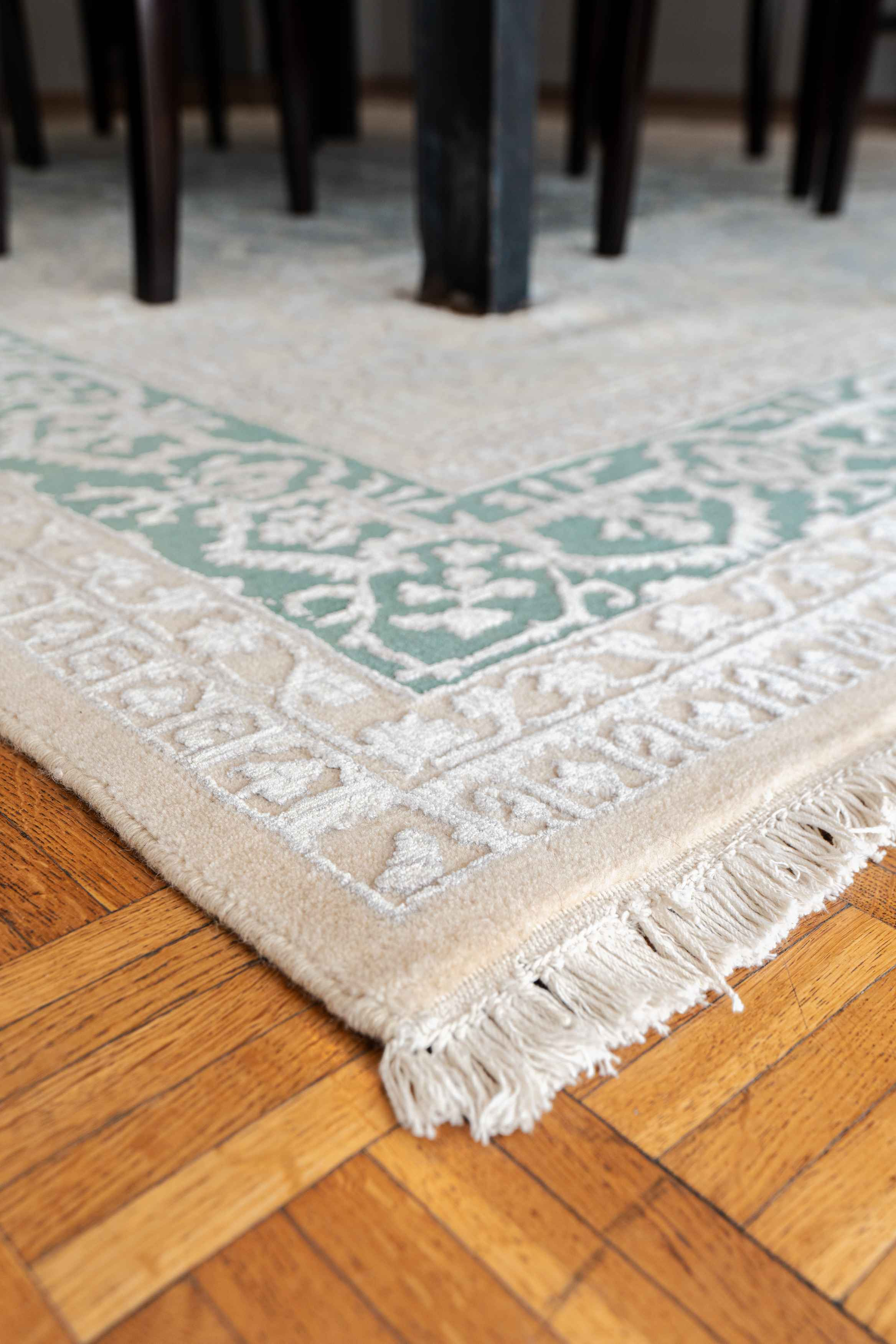 Alfombra de fibras naturales en sala luminosa y acogedora