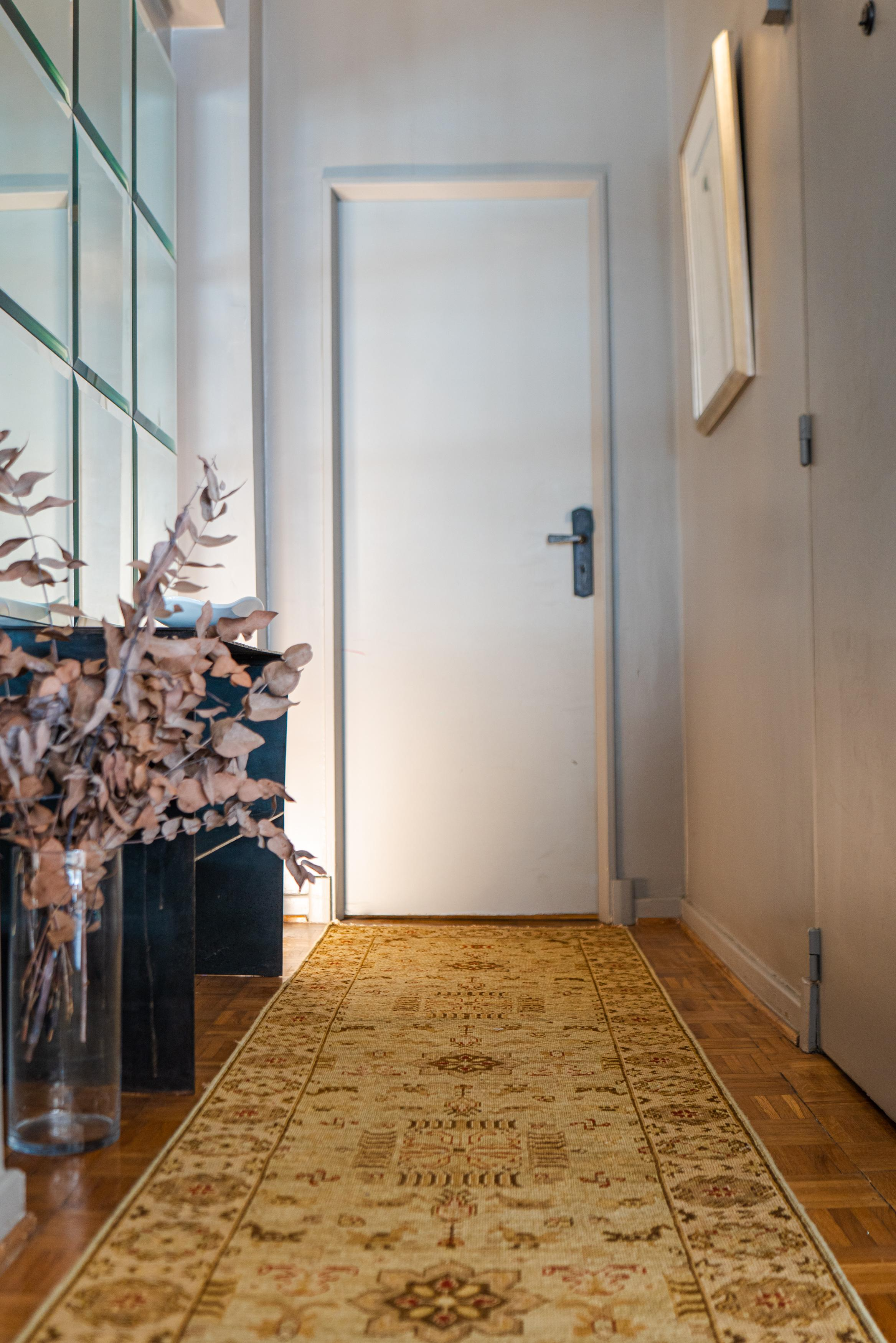 Alfombra de seda elegante con brillo en sala de lujo