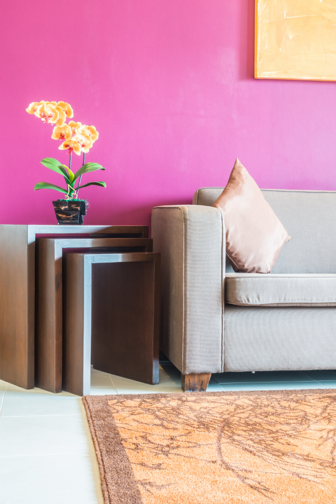 Alfombra hecha con combinación de lana y seda en salón contemporáneo