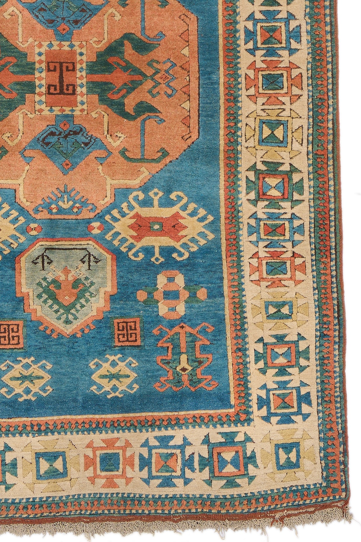 Alfombra caucásica modernizada en salón contemporáneo