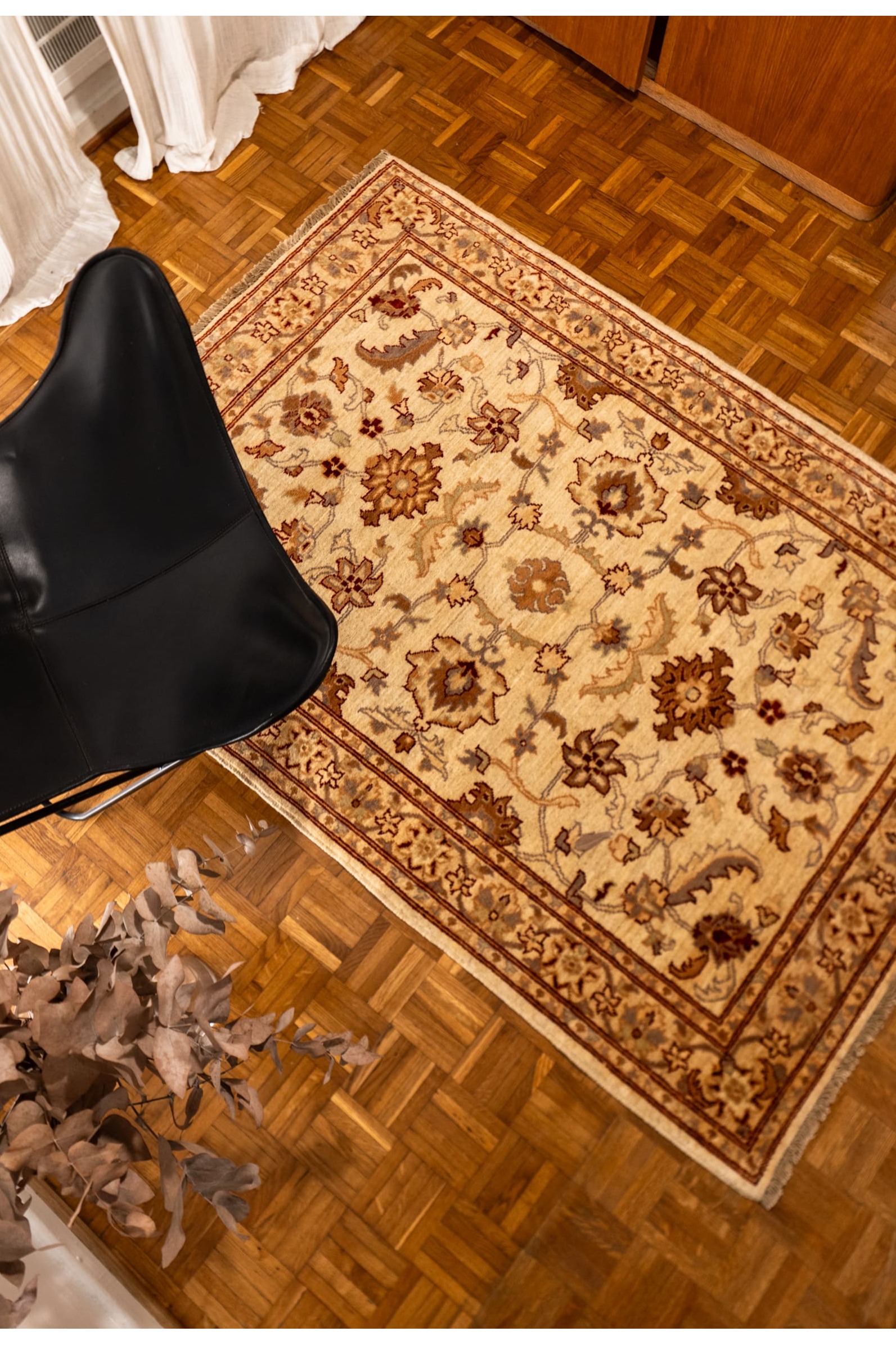 Detalle de alfombra persa con motivos simbólicos tradicionales
