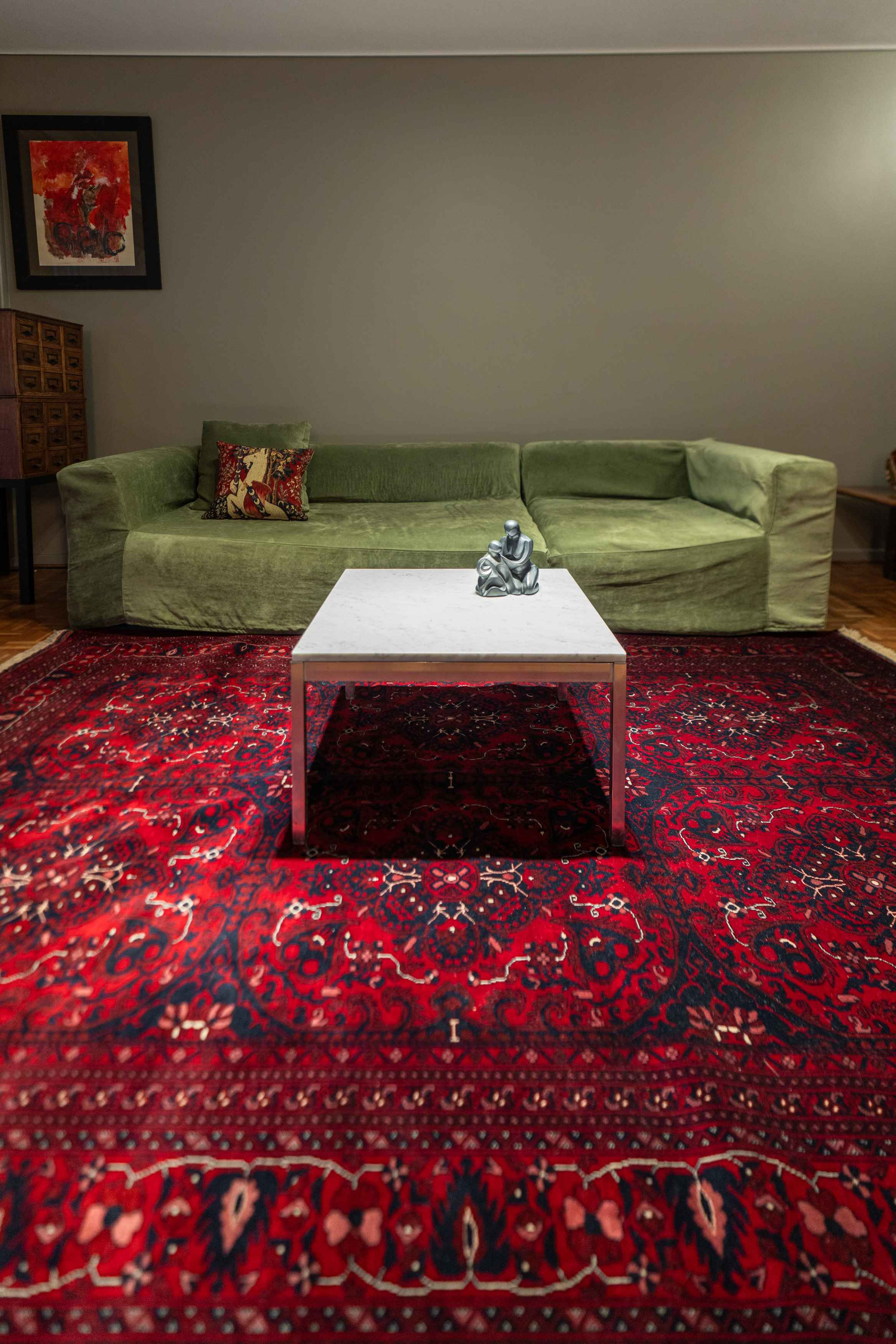 Alfombra de lana persa en un pasillo concurrido